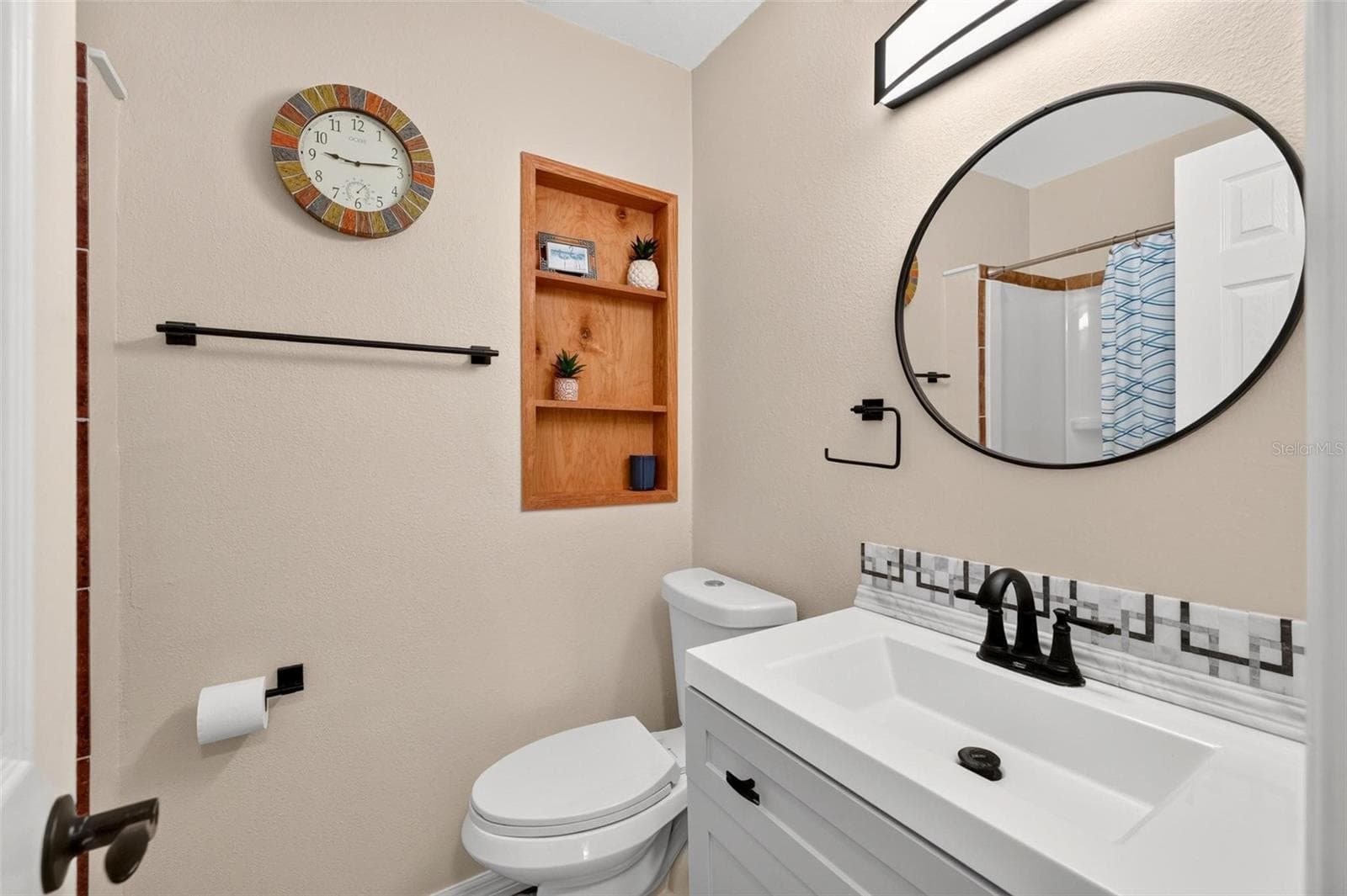 Secondary bathroom - 8106 SPRING DR, YALAHA