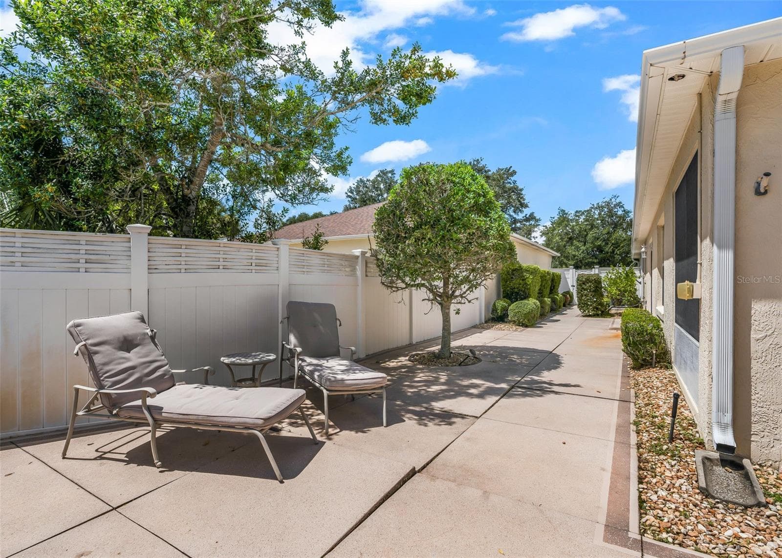 Spacious private courtyard with plenty of room to relax, unwind, and soak up the warm Florida sunshine. This inviting outdoor space is perfect for enjoying your morning coffee, entertaining guests, or simply enjoying the peaceful Florida lifestyle. - 17535 SE 84TH FOXGROVE AVE, THE VILLAGES