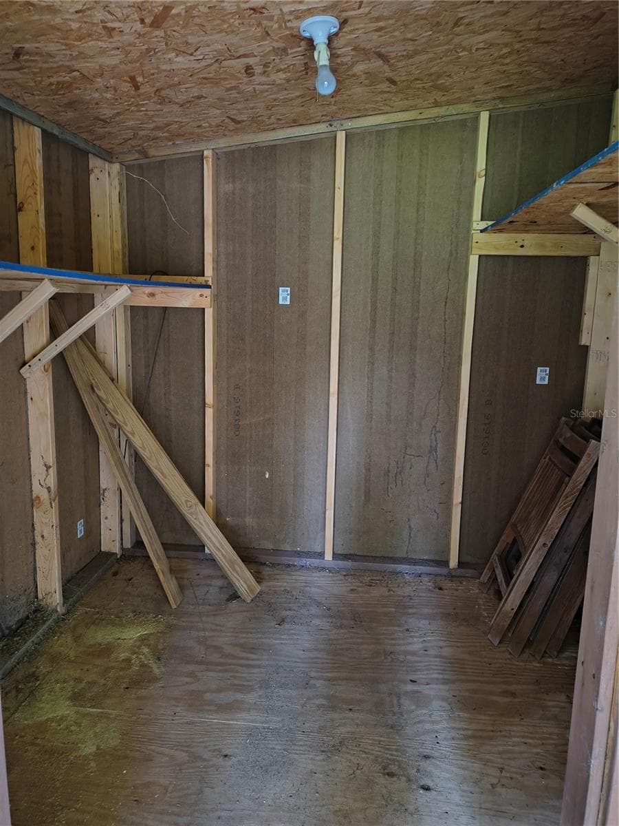 Storage room off covered porch - 18250 CAUFIELD RD, SPRING HILL