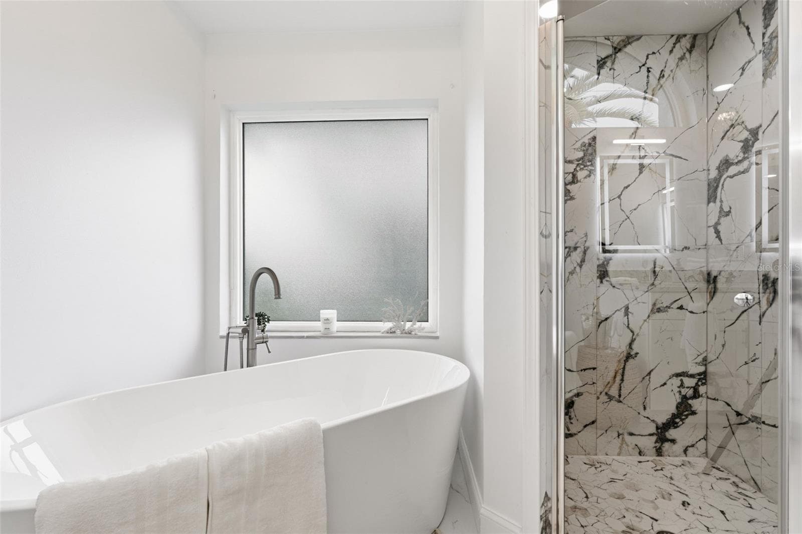 Large soaking tub - 4209 FLAMINGO BLVD, PORT CHARLOTTE