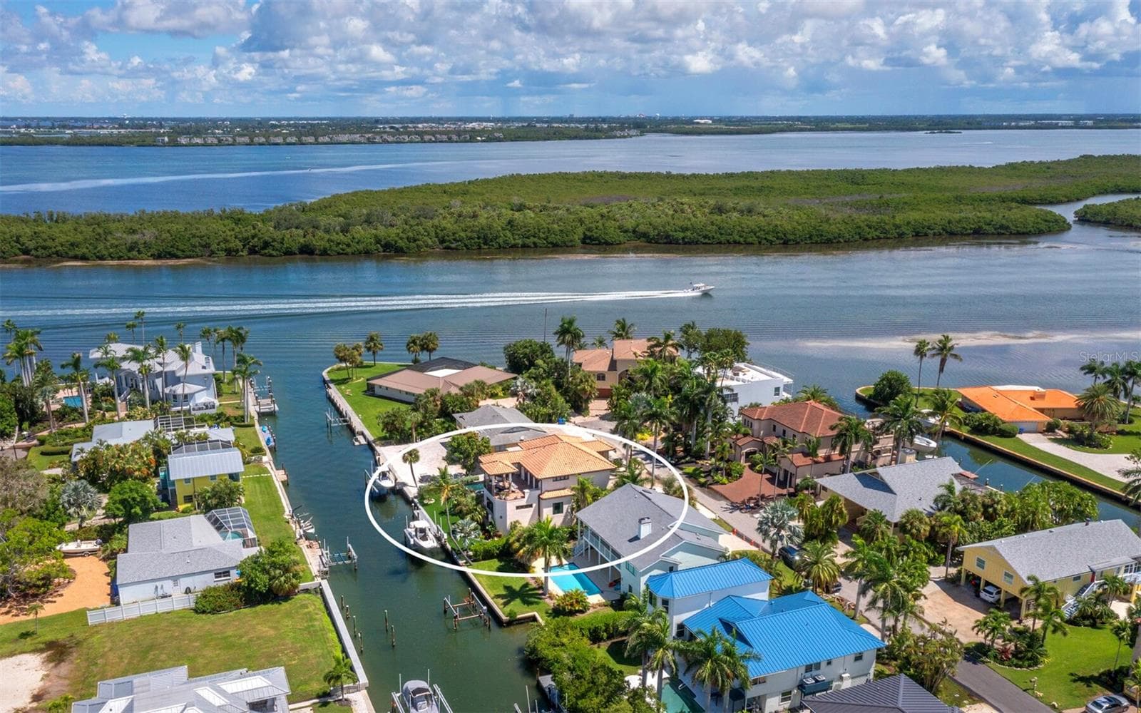 Situated just 2 in from the Bay, the proximity to the intracoastal makes for easy access and stunning views from almost every room - 795 MARBURY LN, LONGBOAT KEY
