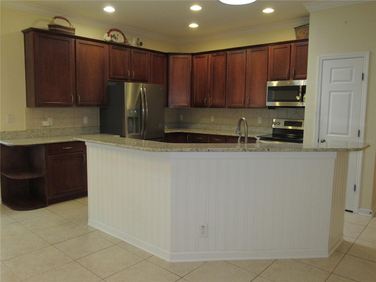BREAKFAST BAR AND CLOSET PANTRY - 506 HERON POINT WAY, DELAND