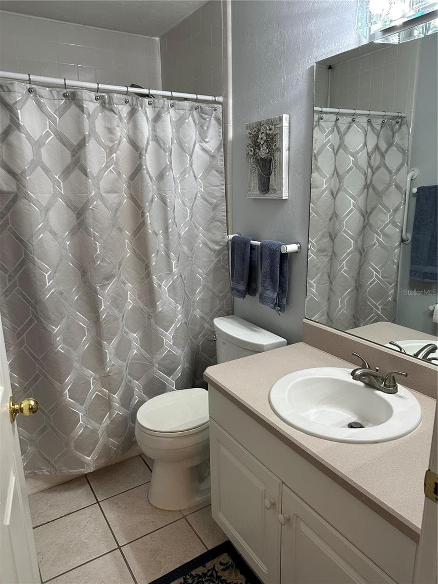 Hall bath - 11793 CREEK DR, ALACHUA