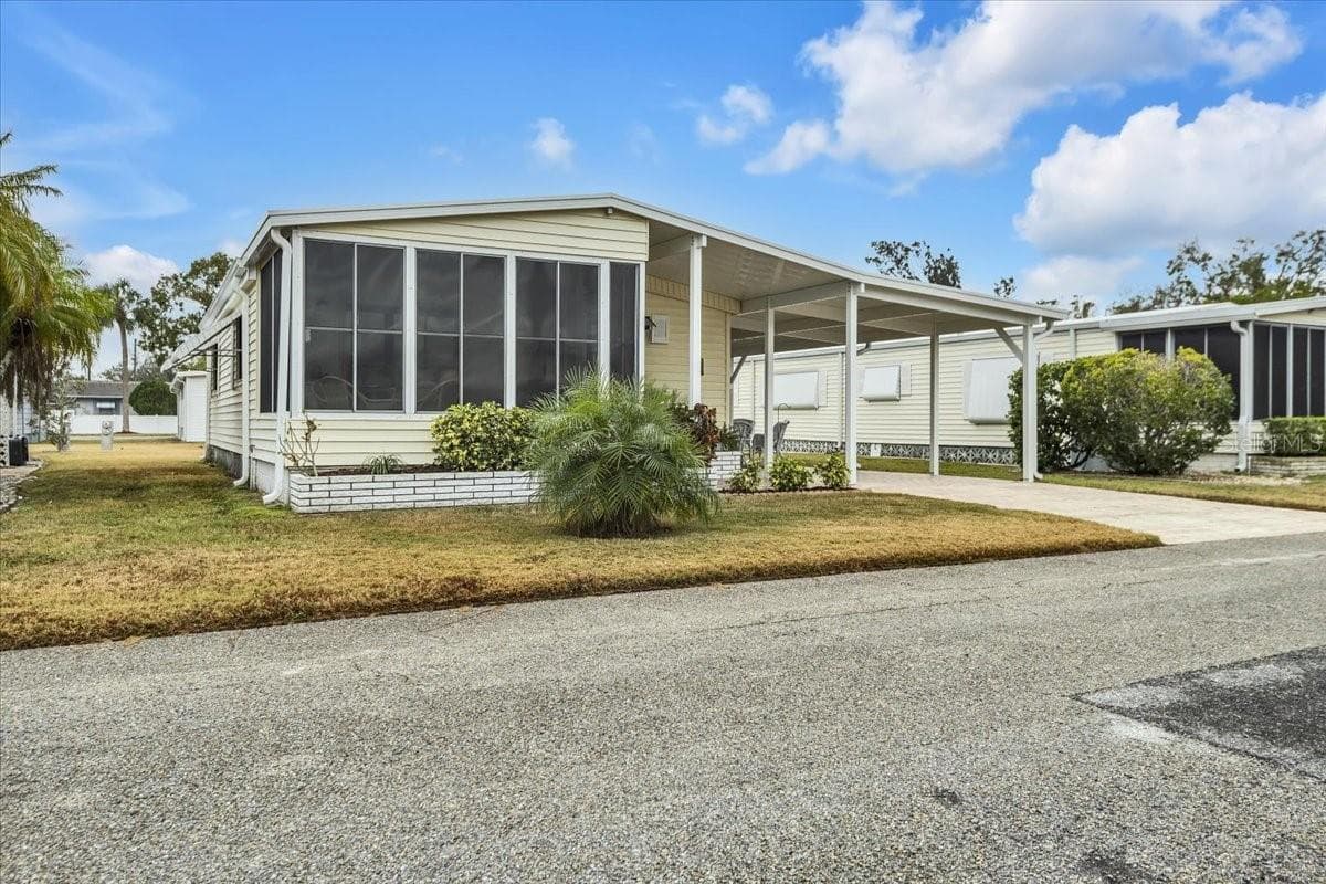 Manufactured Home at 808 53RD AVE E #209, BRADENTON, photo 3 of 40