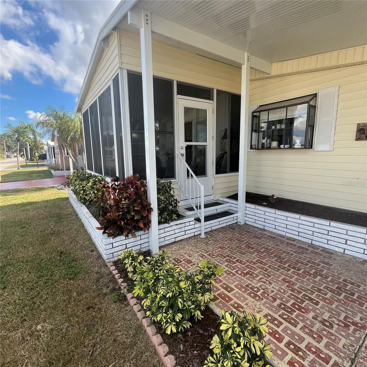 Manufactured Home at 808 53RD AVE E #209, BRADENTON, photo 4 of 40