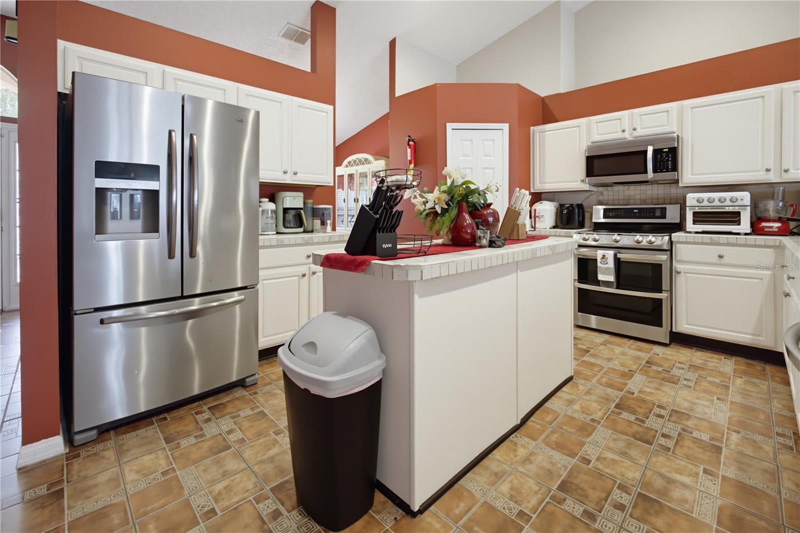 Single Family Residence at 672 BASINGSTOKE CT, KISSIMMEE, photo 8 of 28