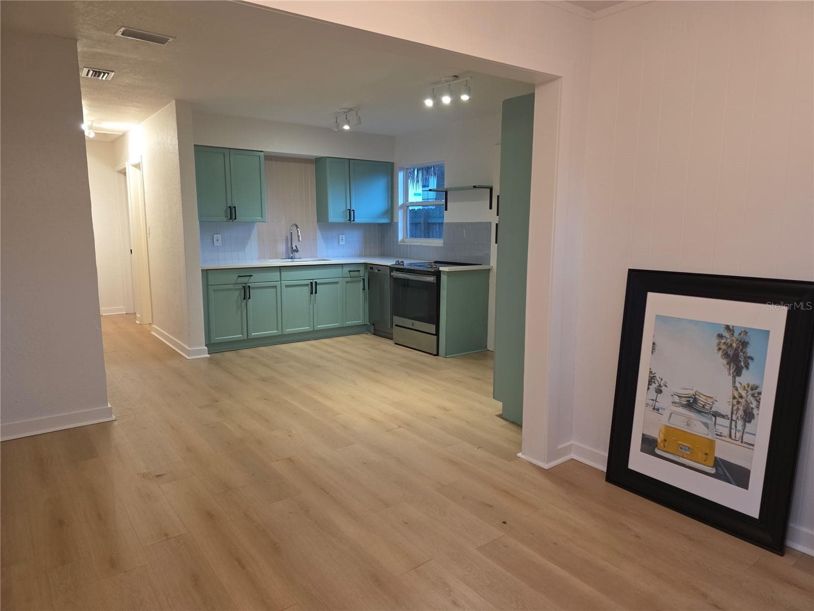 Single Family Residence at 1020 19TH ST S, ST PETERSBURG, photo 4 of 20