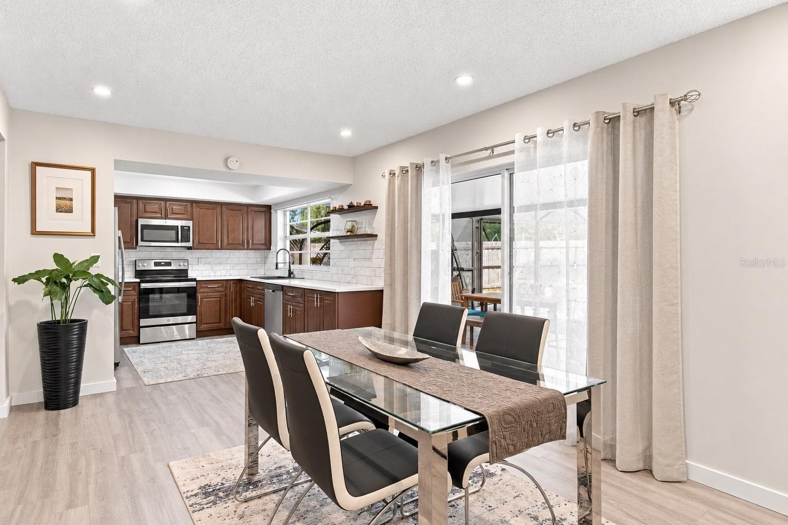 Single Family Residence at 626 FOREST HILLS DR, BRANDON, photo 10 of 38