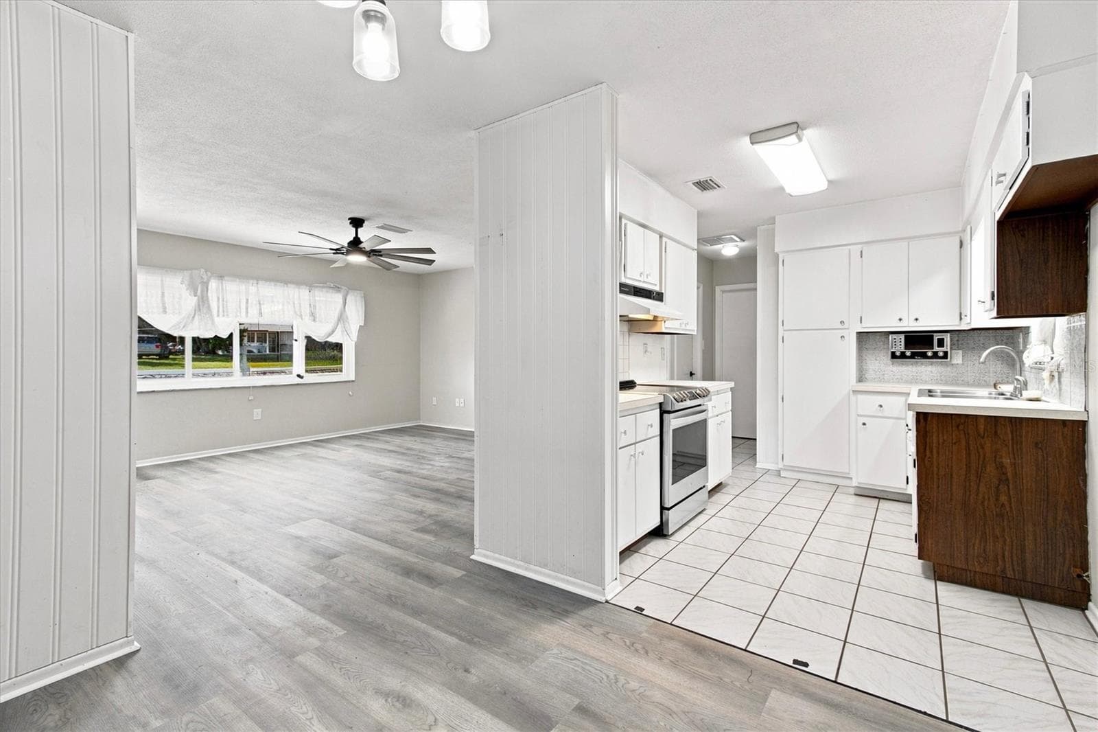 Single Family Residence at 35505 CRESCENT DR, FRUITLAND PARK, photo 8 of 50