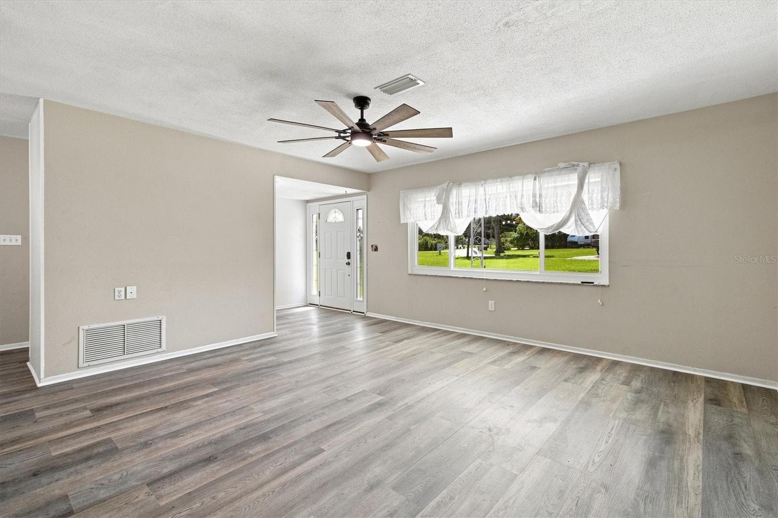 Single Family Residence at 35505 CRESCENT DR, FRUITLAND PARK, photo 12 of 50