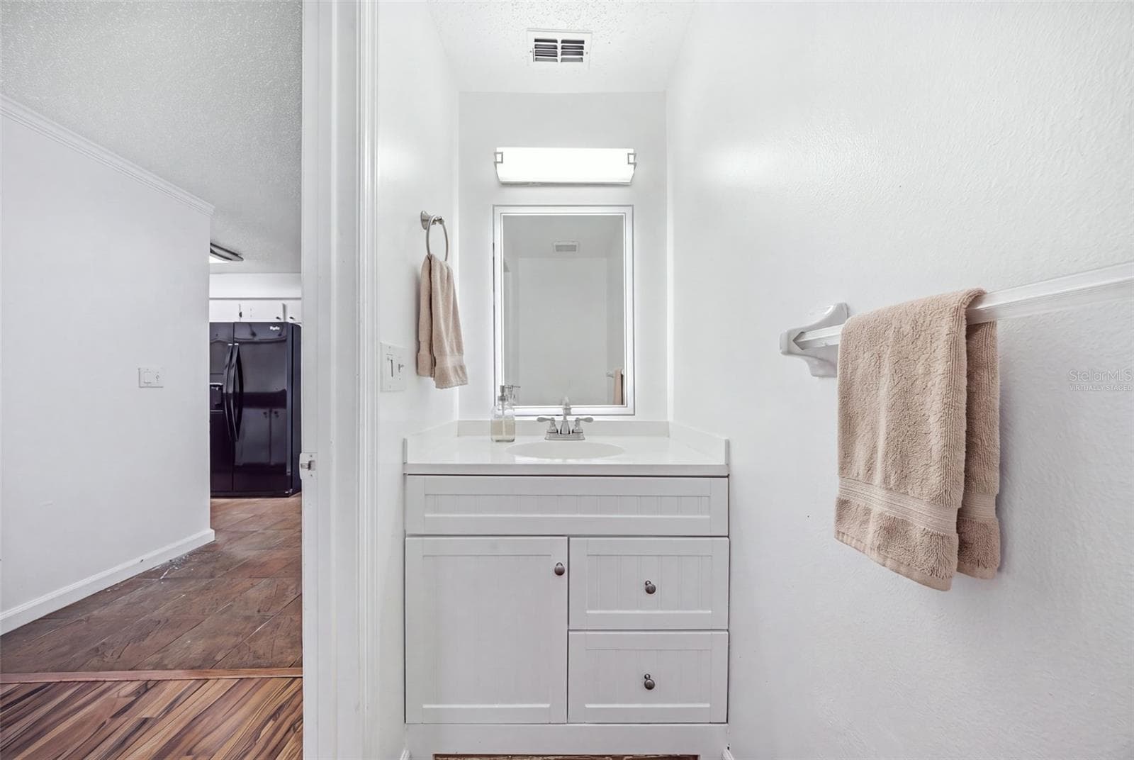 Half Bath / 1st Floor. Virtually Staged - 601 BAINBRIDGE DR, BRANDON