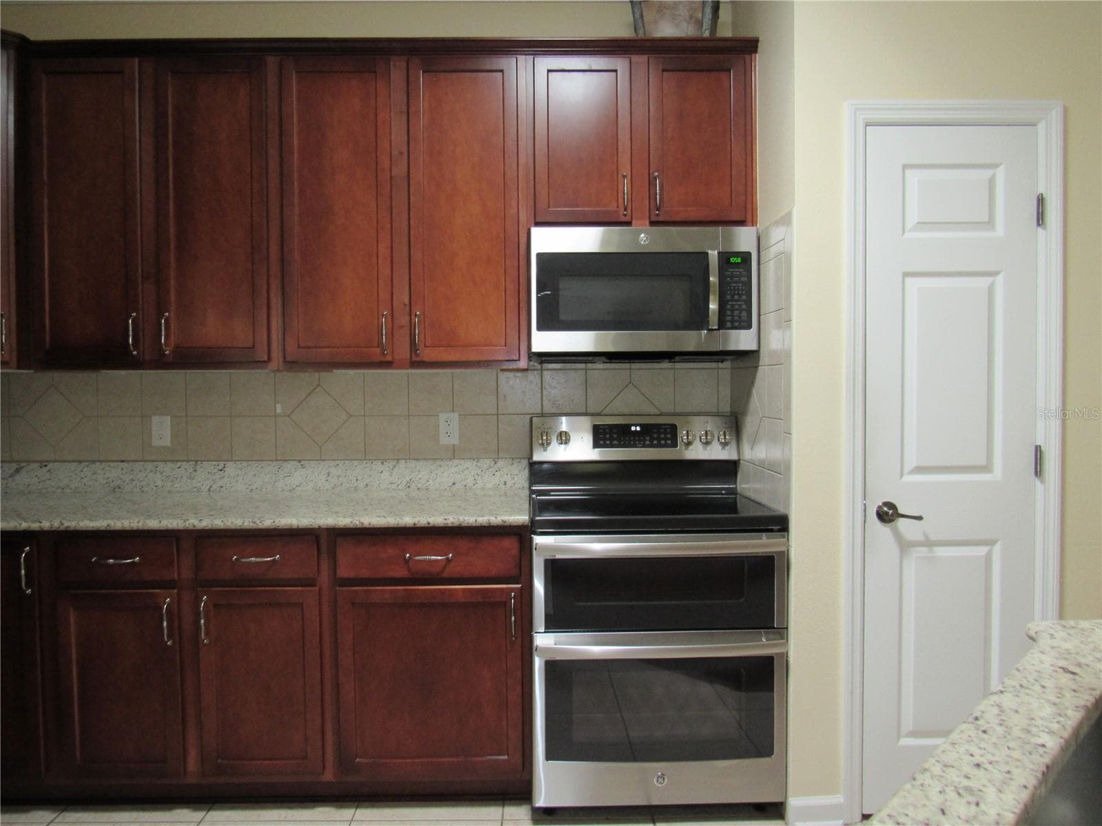 DOUBLE OVEN STOVE - 506 HERON POINT WAY, DELAND