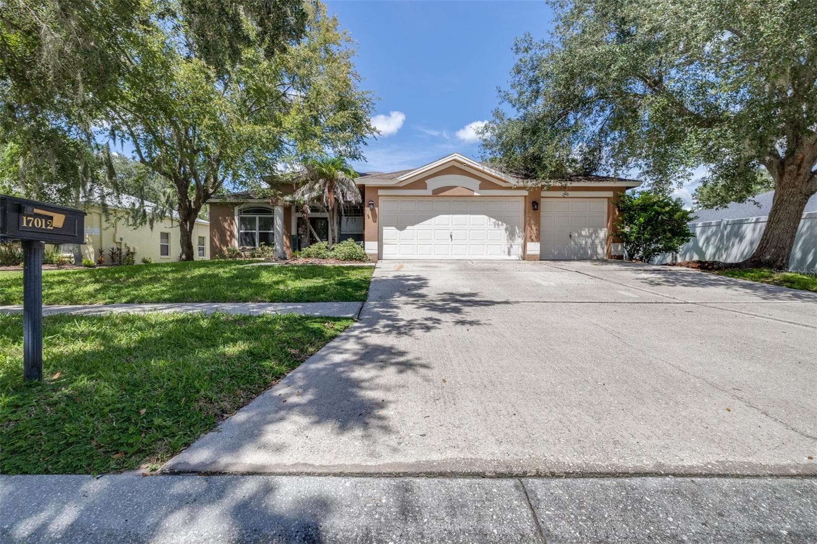 Single Family Residence at 17012 FALCONRIDGE RD, LITHIA, photo 3 of 100