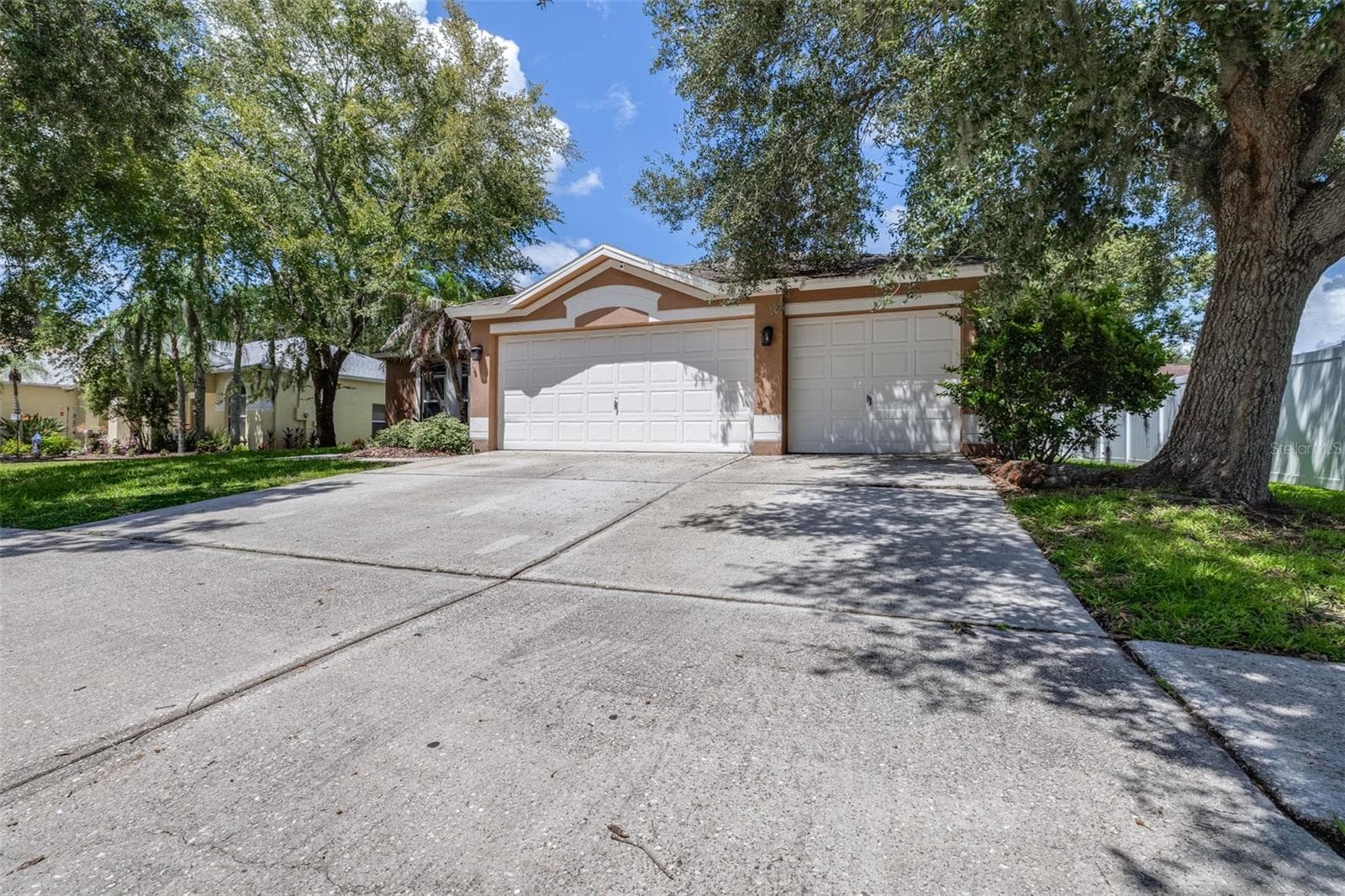 Single Family Residence at 17012 FALCONRIDGE RD, LITHIA, photo 4 of 100