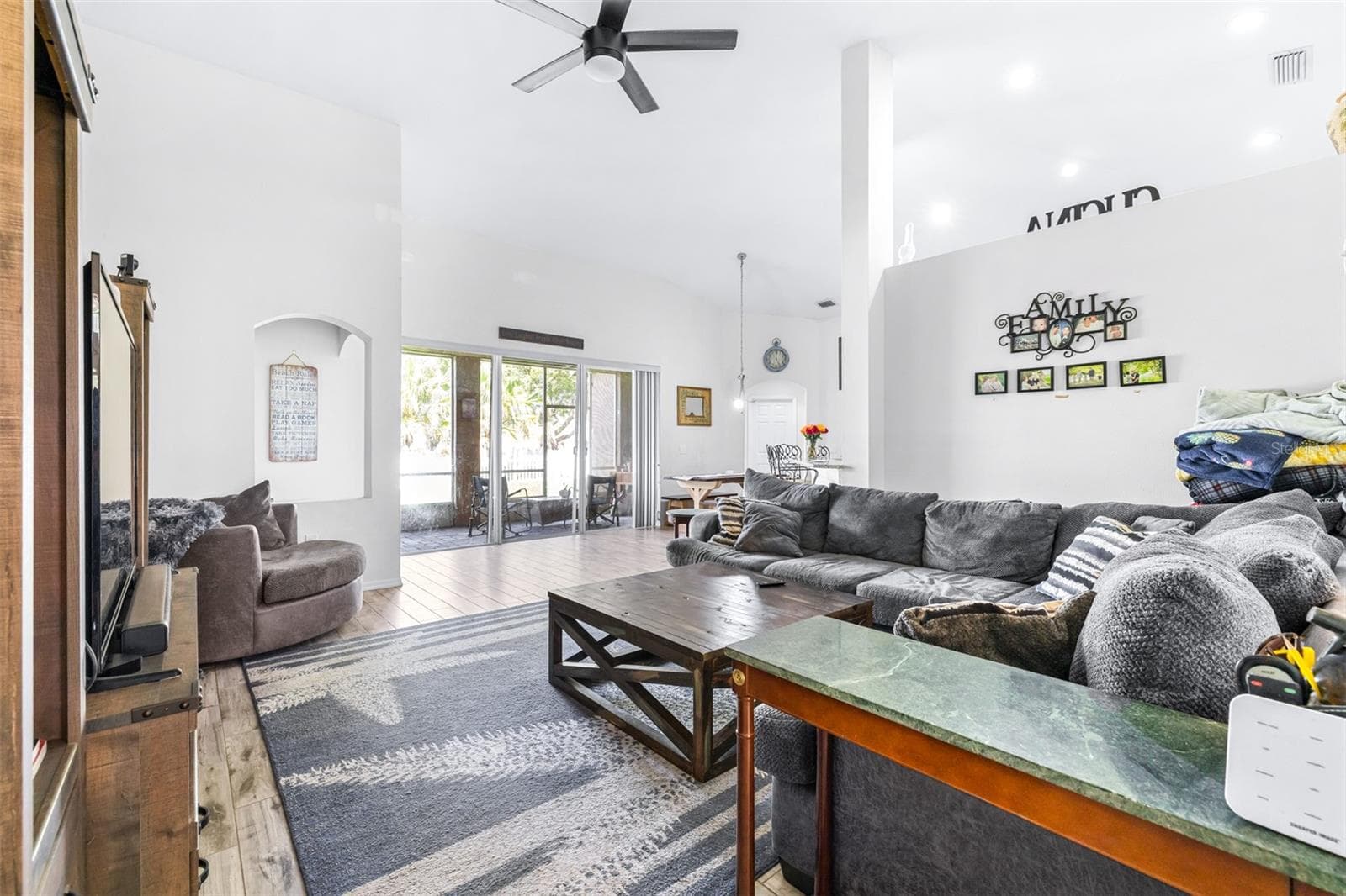 Single Family Residence at 17012 FALCONRIDGE RD, LITHIA, photo 18 of 100