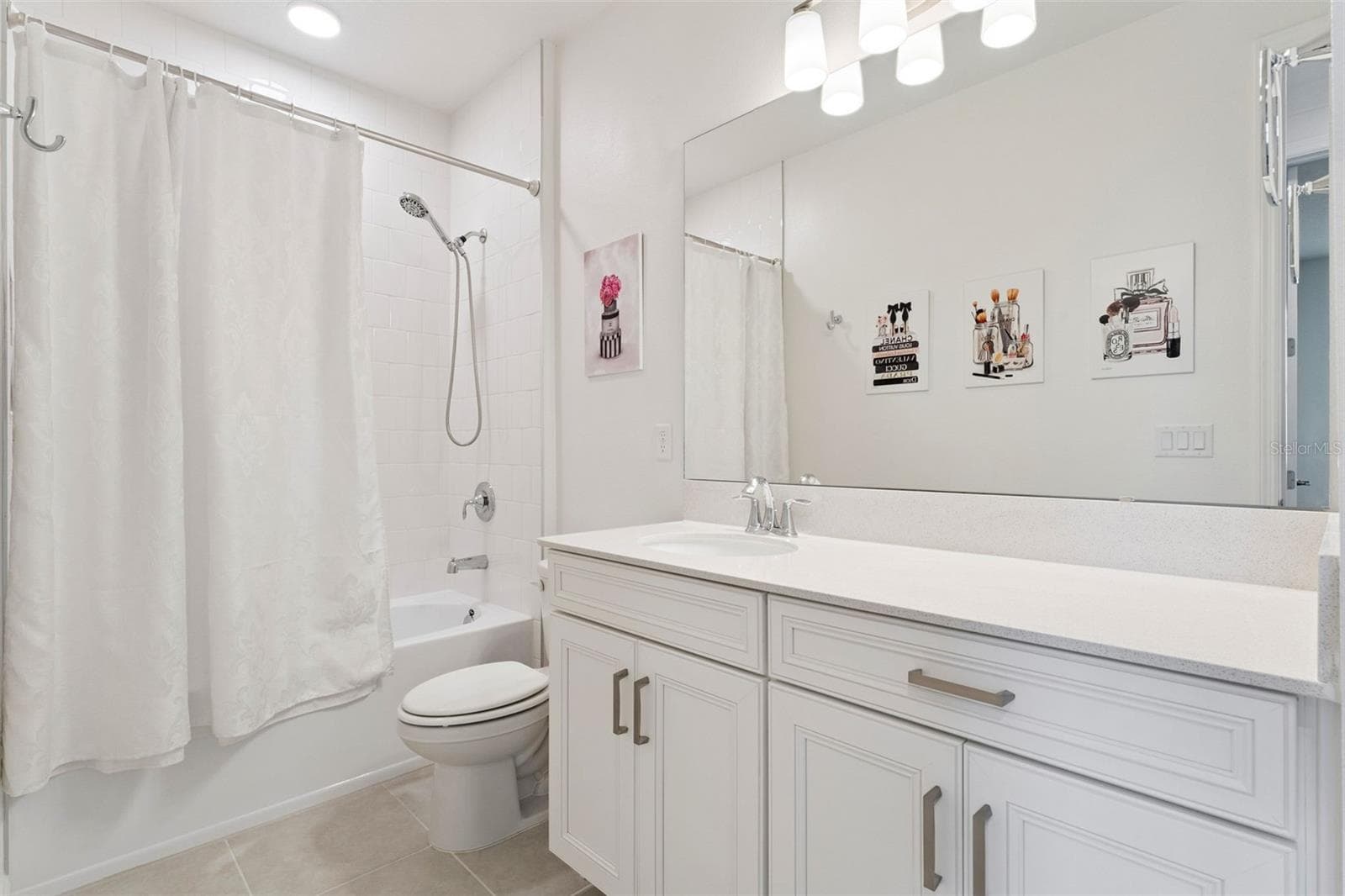 Shared Bathroom for Bedrooms 3 & 4 - 2612 RAVENCLIFFE TER, OVIEDO