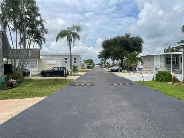 Cozy street, well manicured - 636 MOUNT PINEY AVE NE #702, ST PETERSBURG