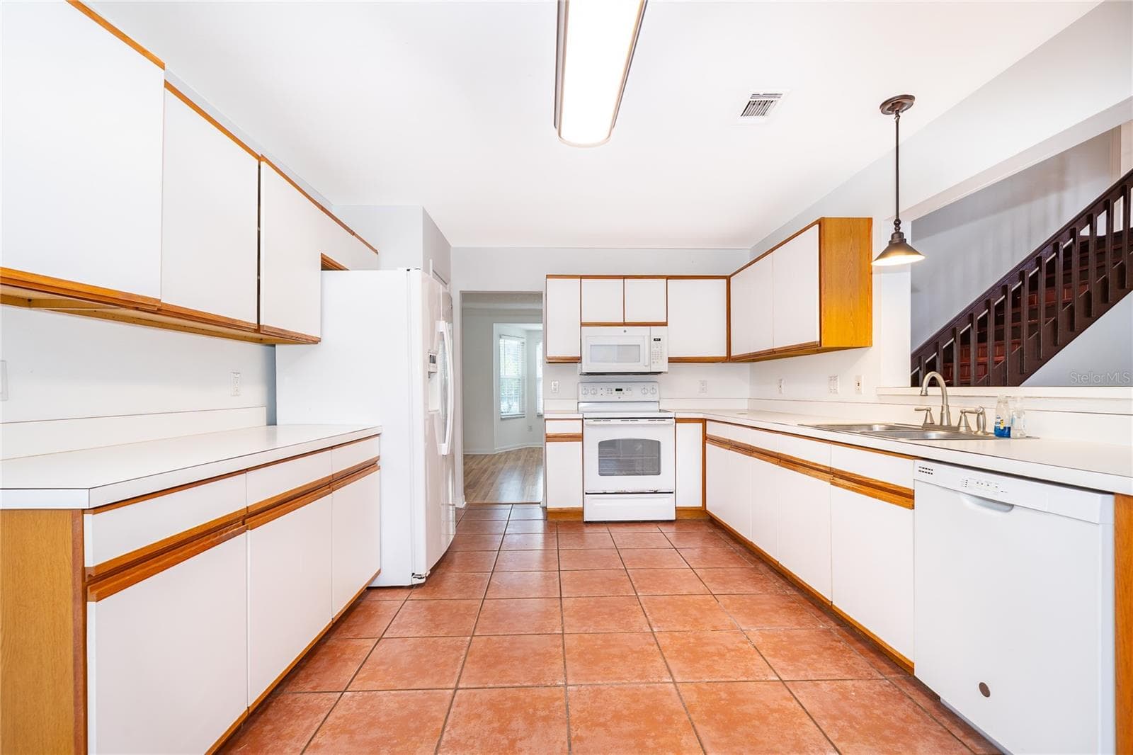 Spacious Kitchen with Ample Storage - 696 REMINGTON OAK DR, LAKE MARY