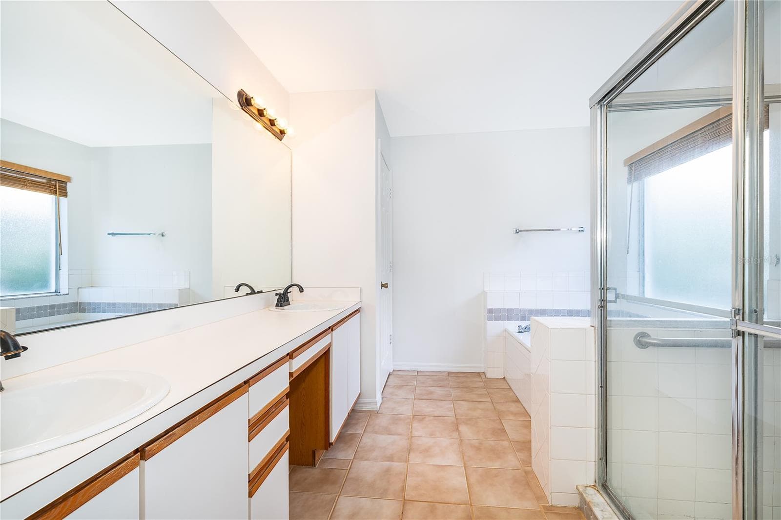 Dual Sinks + Make-Up Area in Primary Bath - 696 REMINGTON OAK DR, LAKE MARY