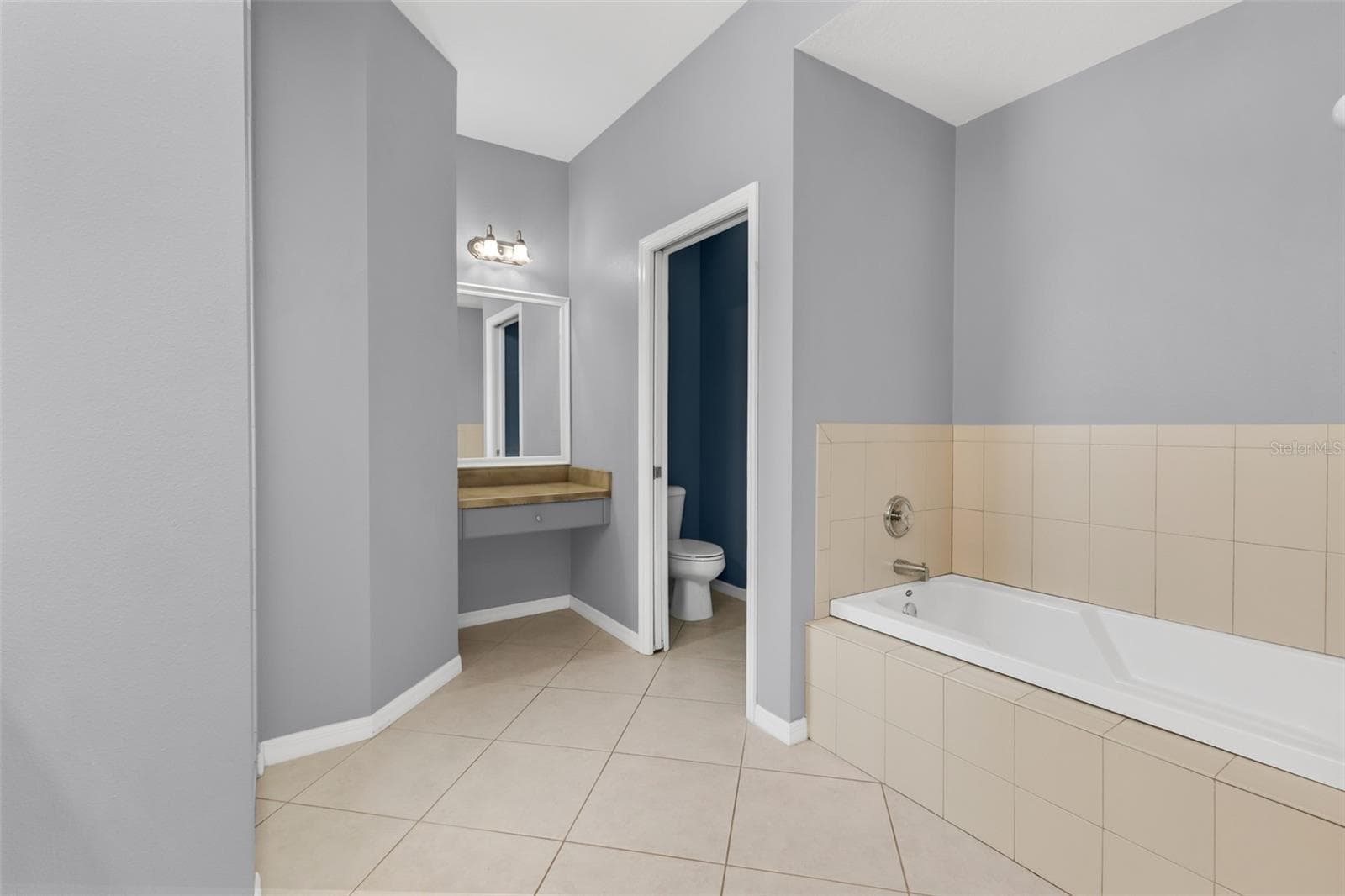 Garden tub and makeup vaniety. - 2739 ATWATER DR, NORTH PORT