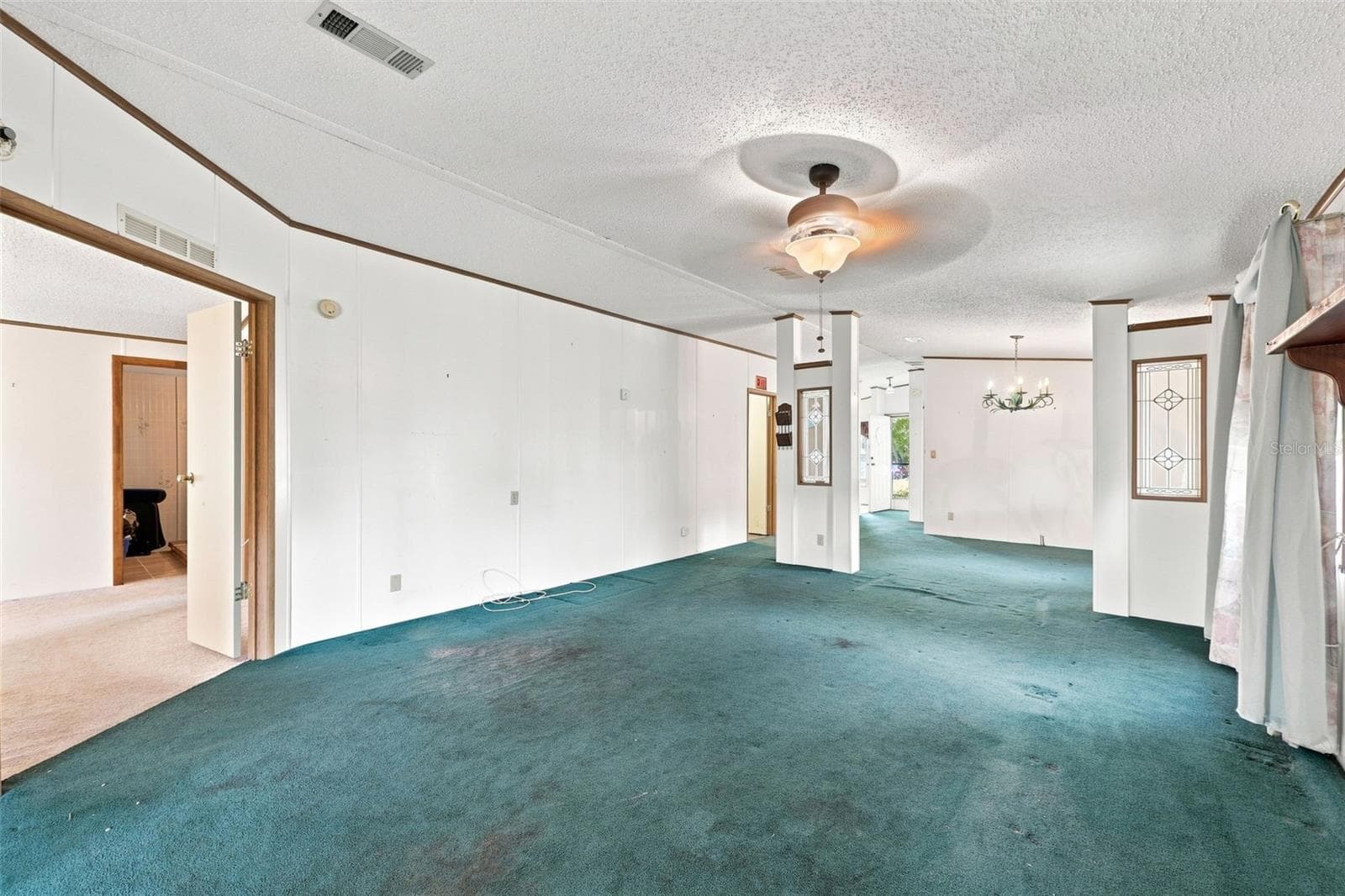 Large Living Space. - 3215 WEKIVA RD, TAVARES