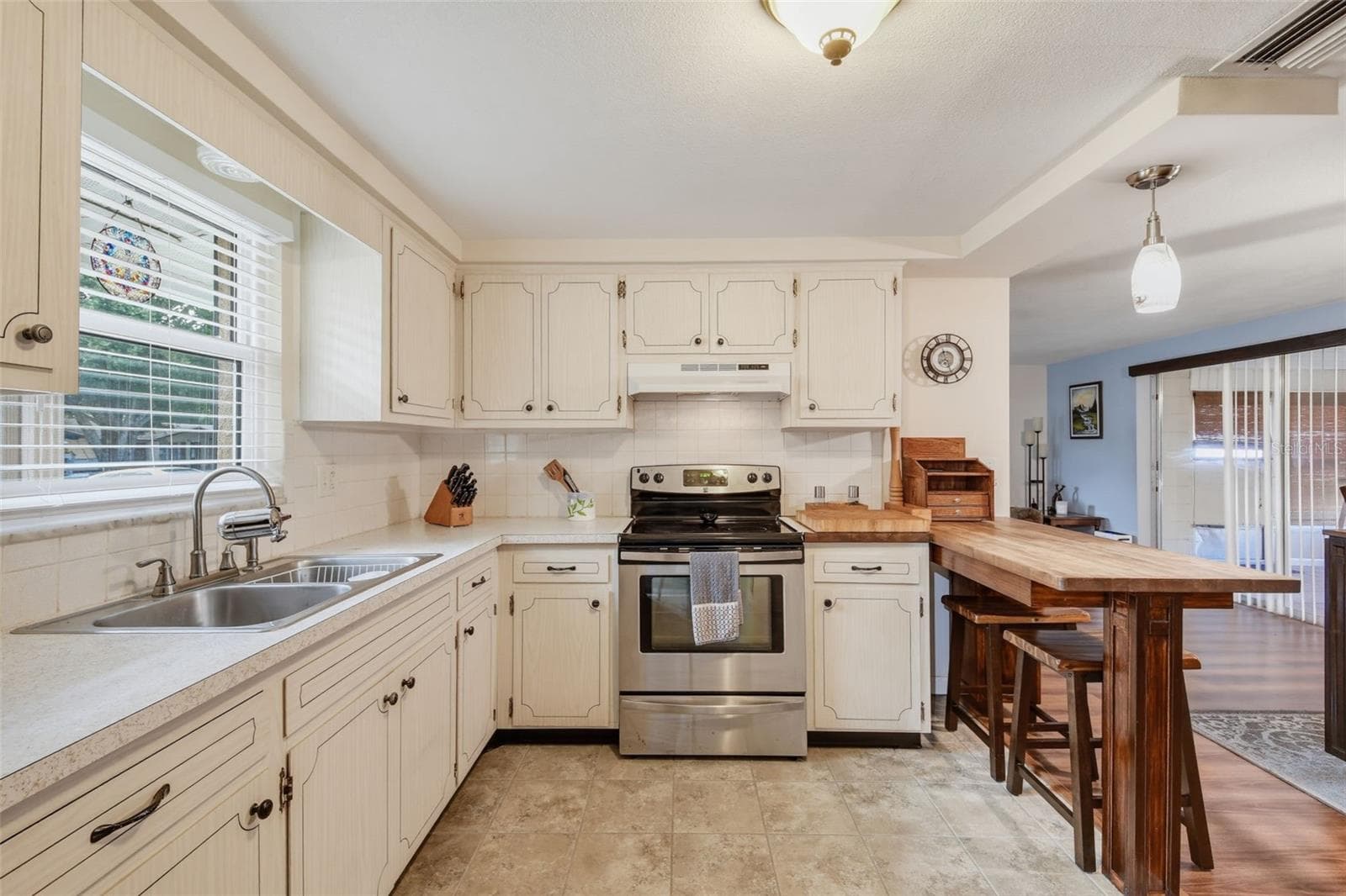 Breakfast Bar divides Kitchen from Dining Area - 10831 MAPLEWOOD AVE, PORT RICHEY