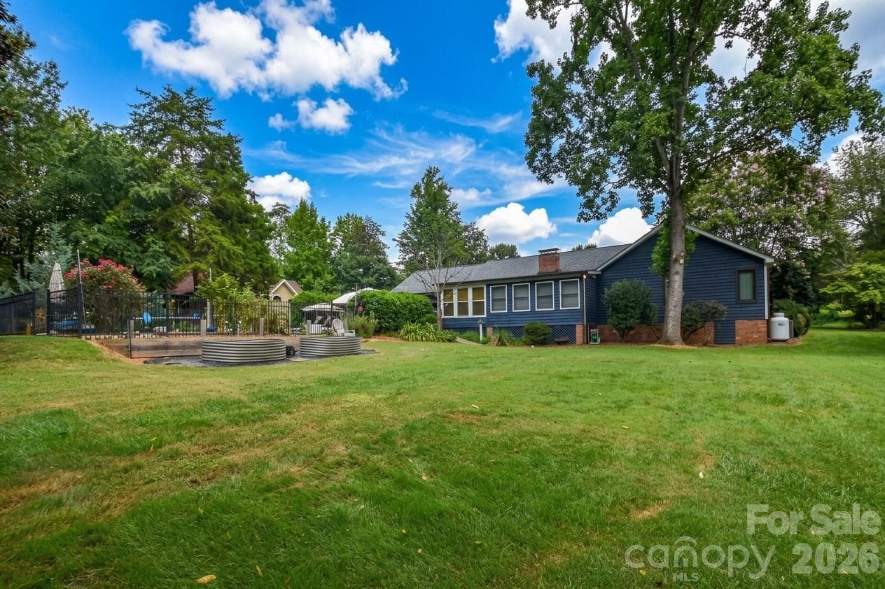 Single Family Residence at 127 Fairway Drive, Mooresville, photo 35 of 41