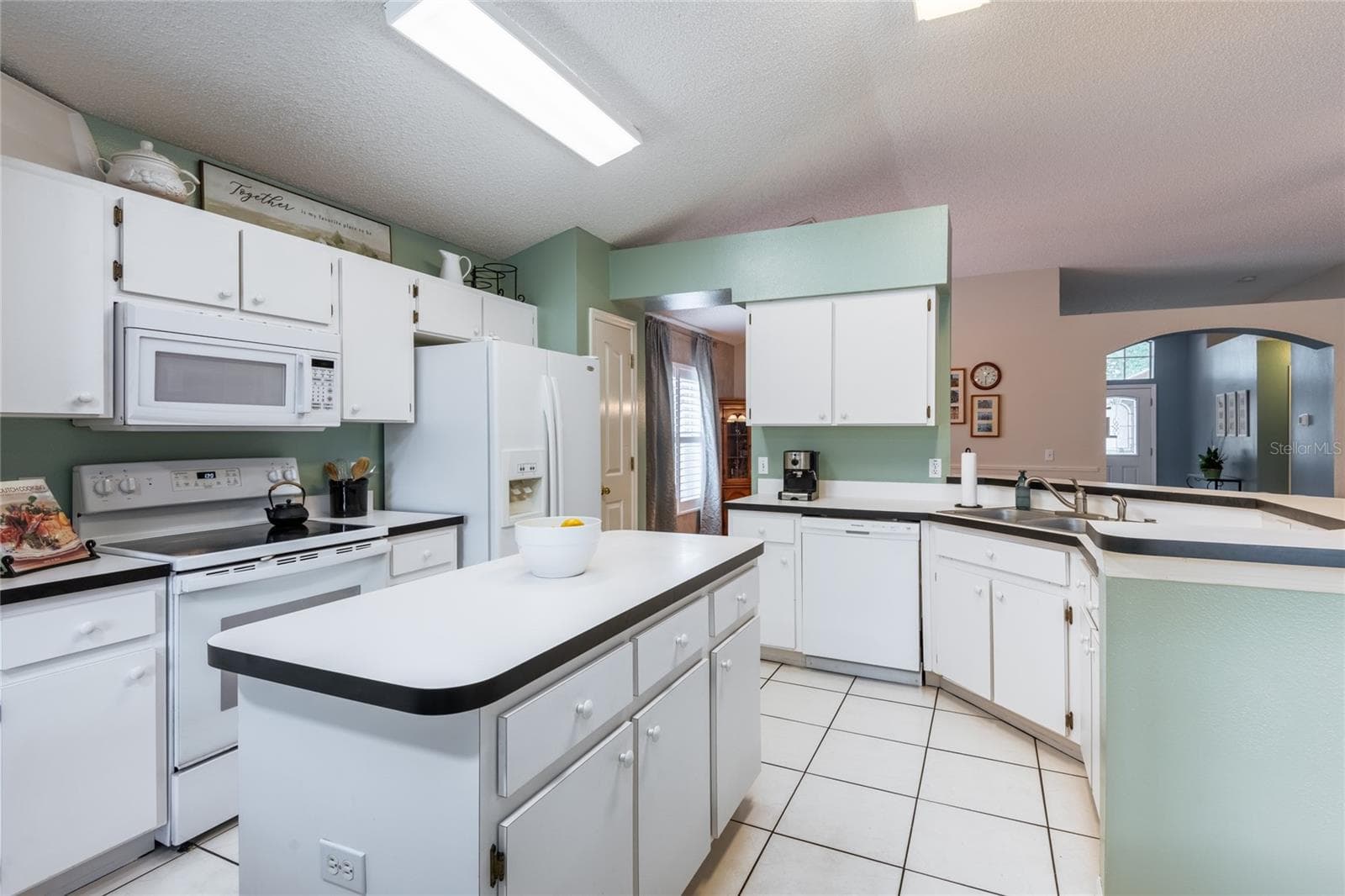 Kitchen is open to the living areas, - 10274 OASIS PALM DR, TAMPA