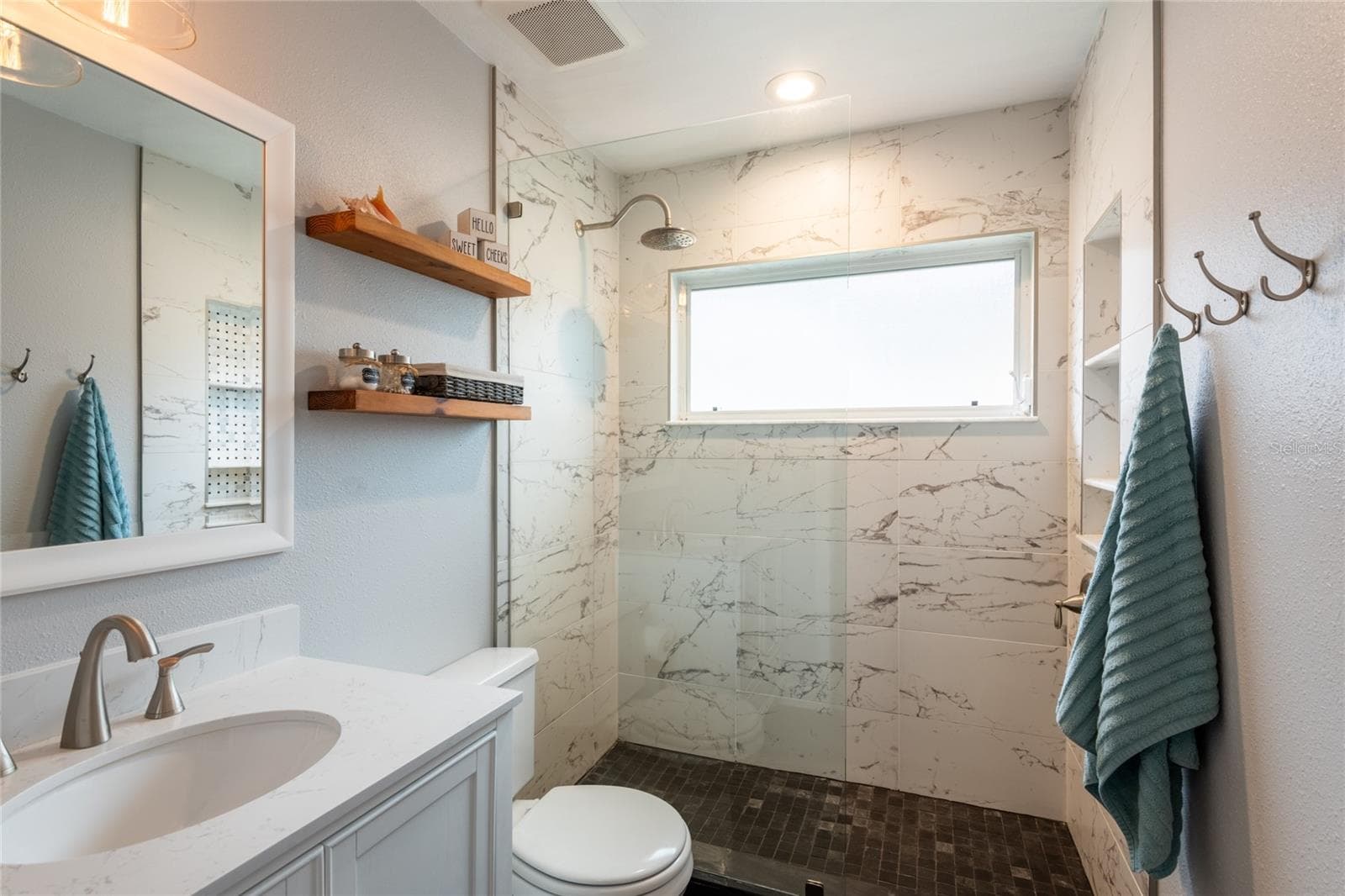 Second bathroom with shower! - 10274 OASIS PALM DR, TAMPA