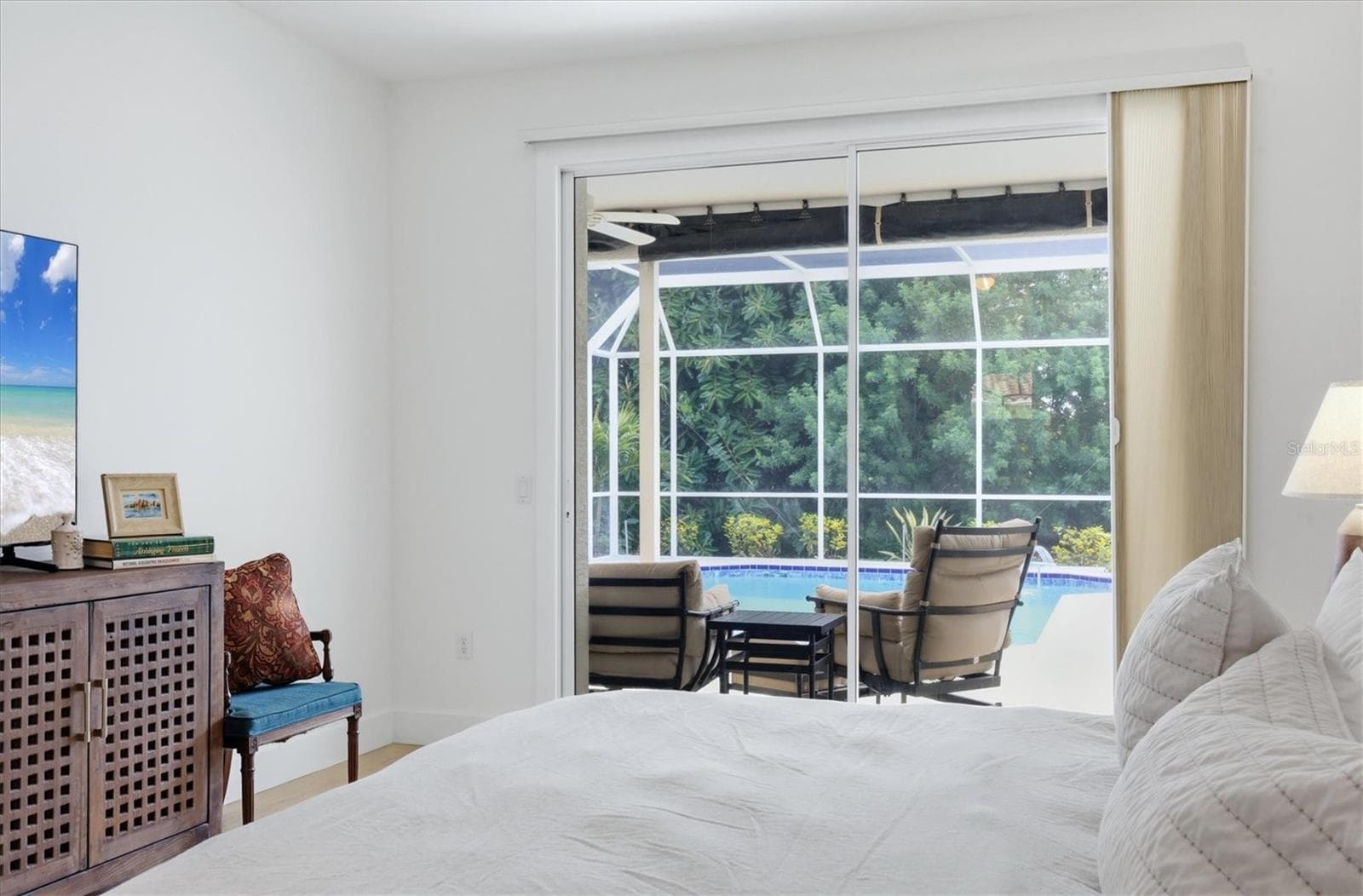 Primary bedroom with sliders to pool. - 8857 HAVENRIDGE DR, SARASOTA