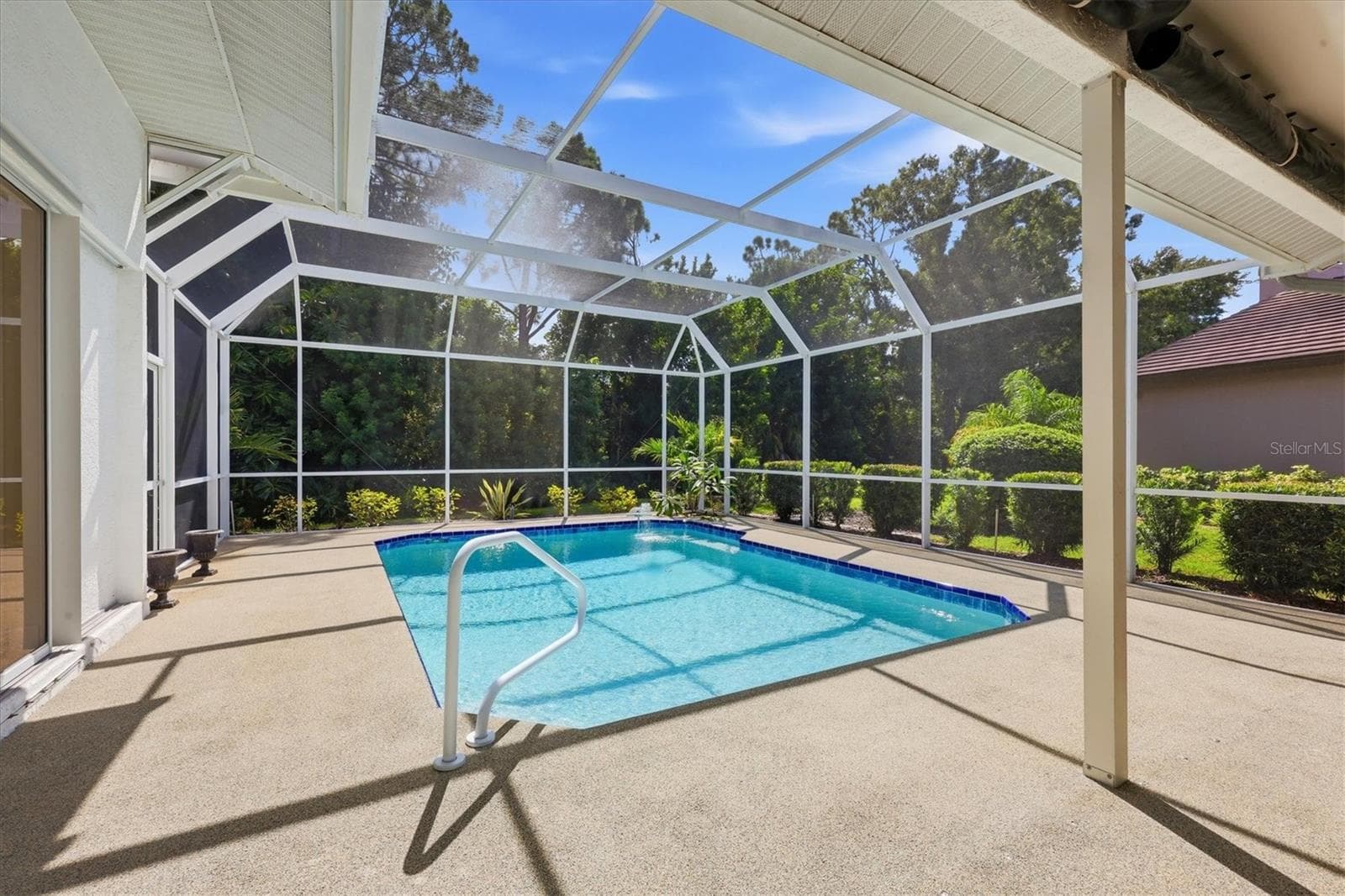 Salt-water pool with rubberized deck - 8857 HAVENRIDGE DR, SARASOTA