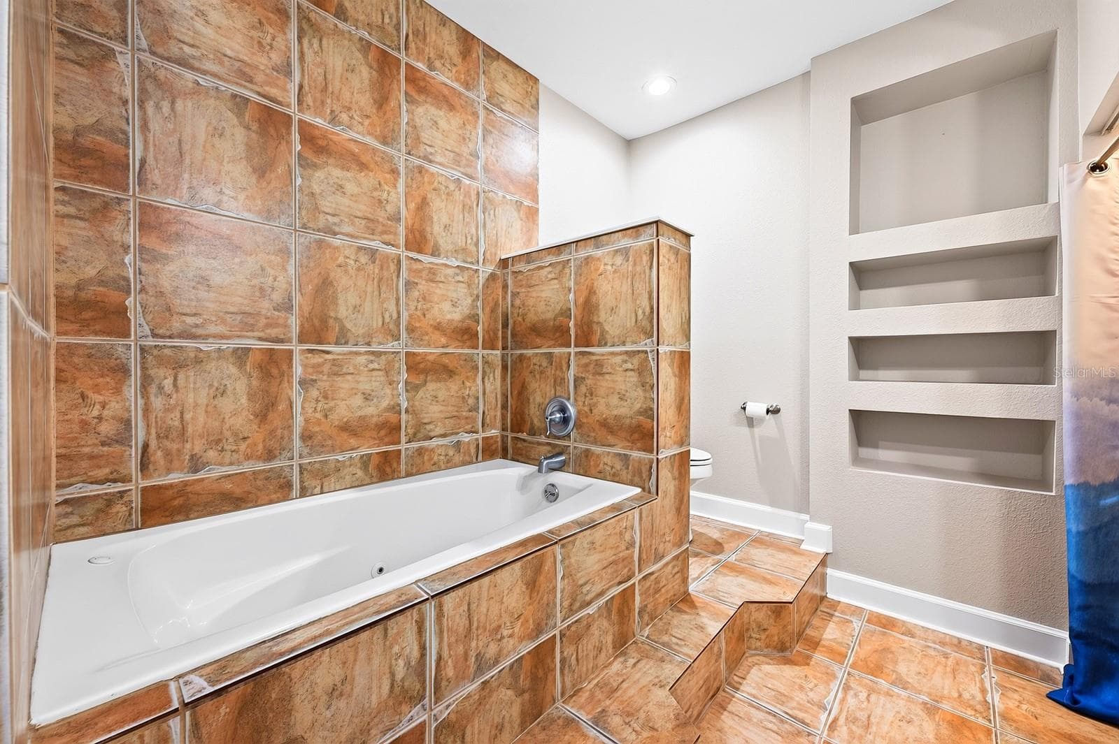 Primary en-suite bath. - 1212 ELMWOOD ST, ORLANDO