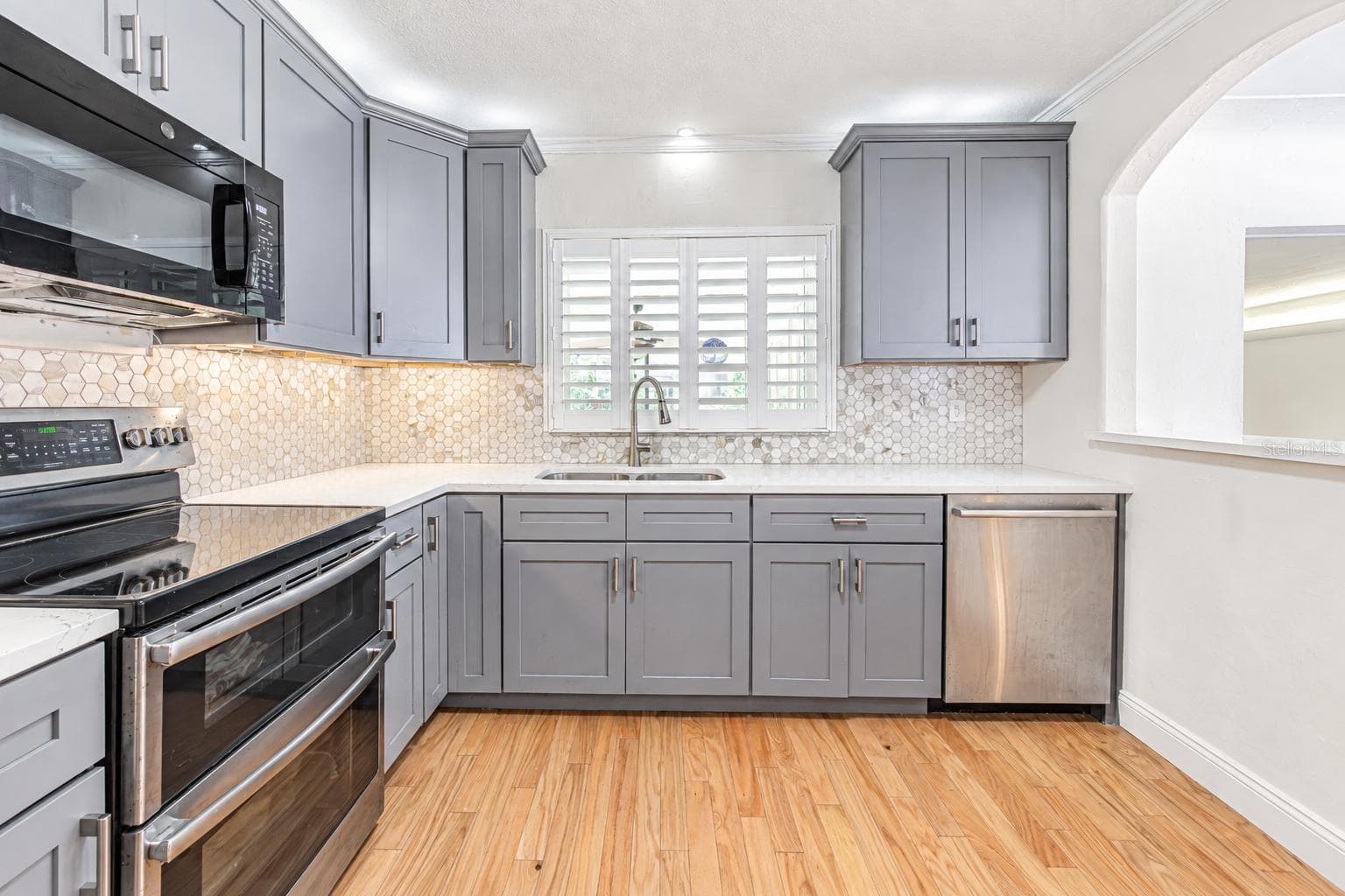 Single Family Residence at 243 SNELL ISLE BLVD NE, ST PETERSBURG, photo 9 of 35