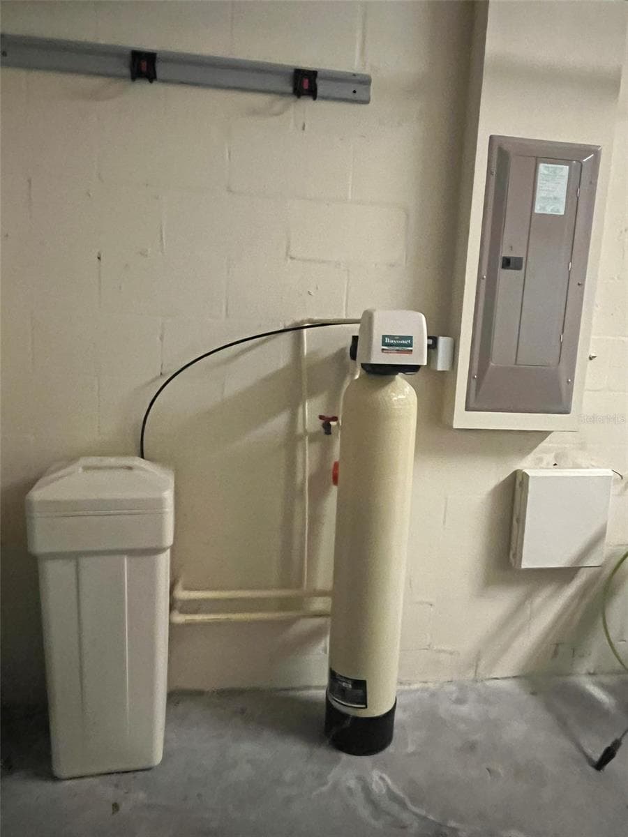 Water softener - 9412 TRUMPET VINE LOOP, TRINITY