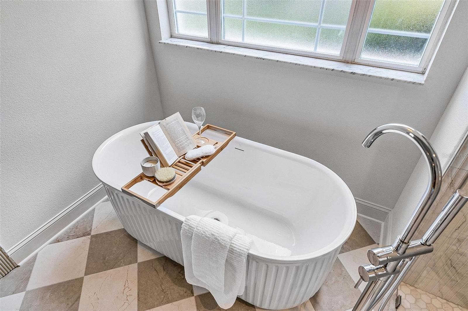 Elegant free standing tub - 17 GRANDVIEW DR, PALM COAST