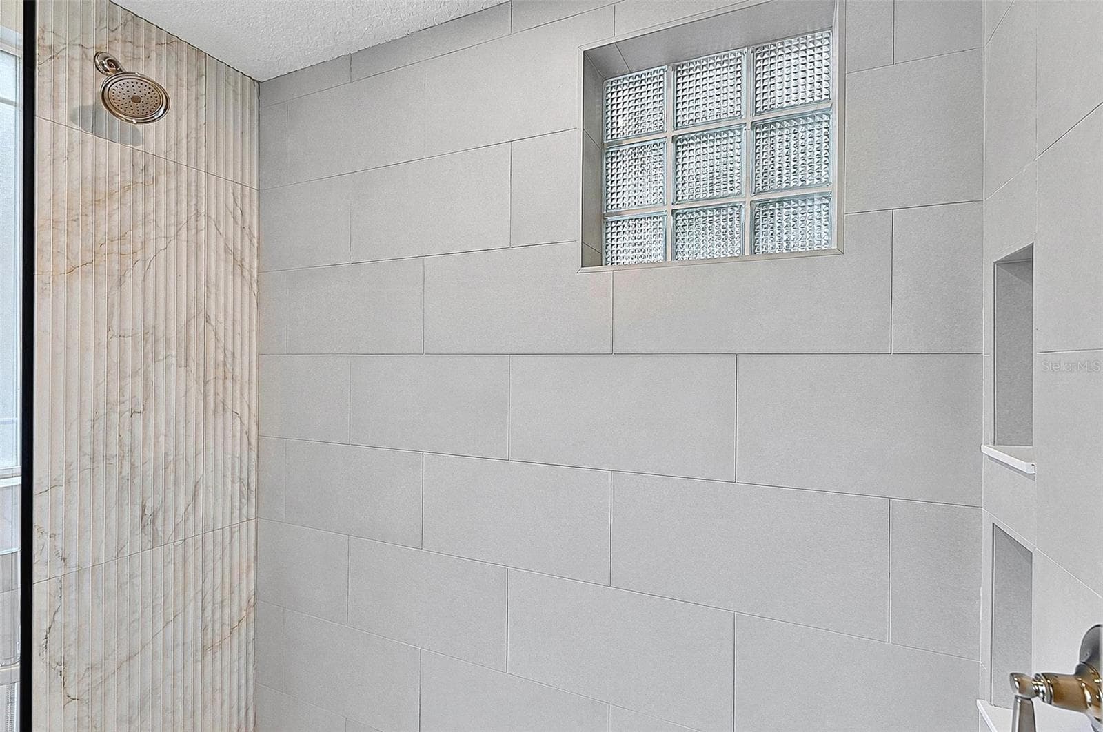 Tiled shower with inserts - 17 GRANDVIEW DR, PALM COAST