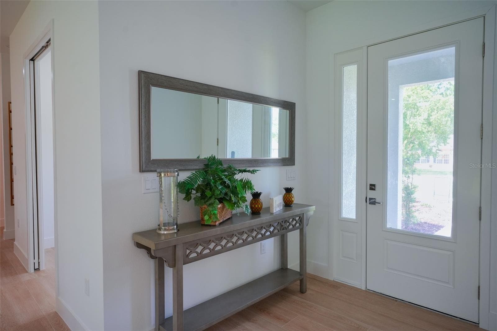 Foyer - 17460 MACASSAR RD, WEEKI WACHEE