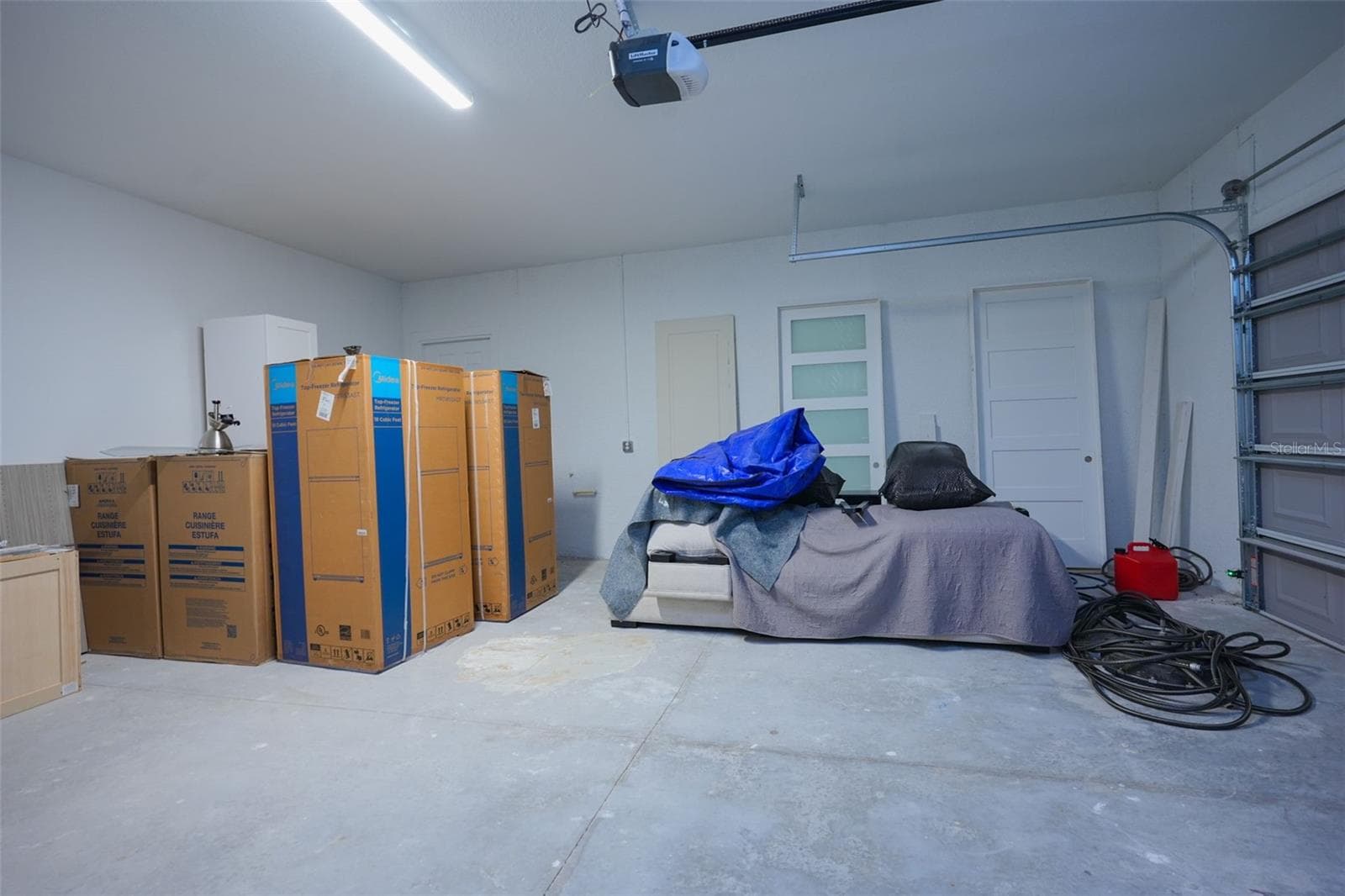 Garage - 17460 MACASSAR RD, WEEKI WACHEE