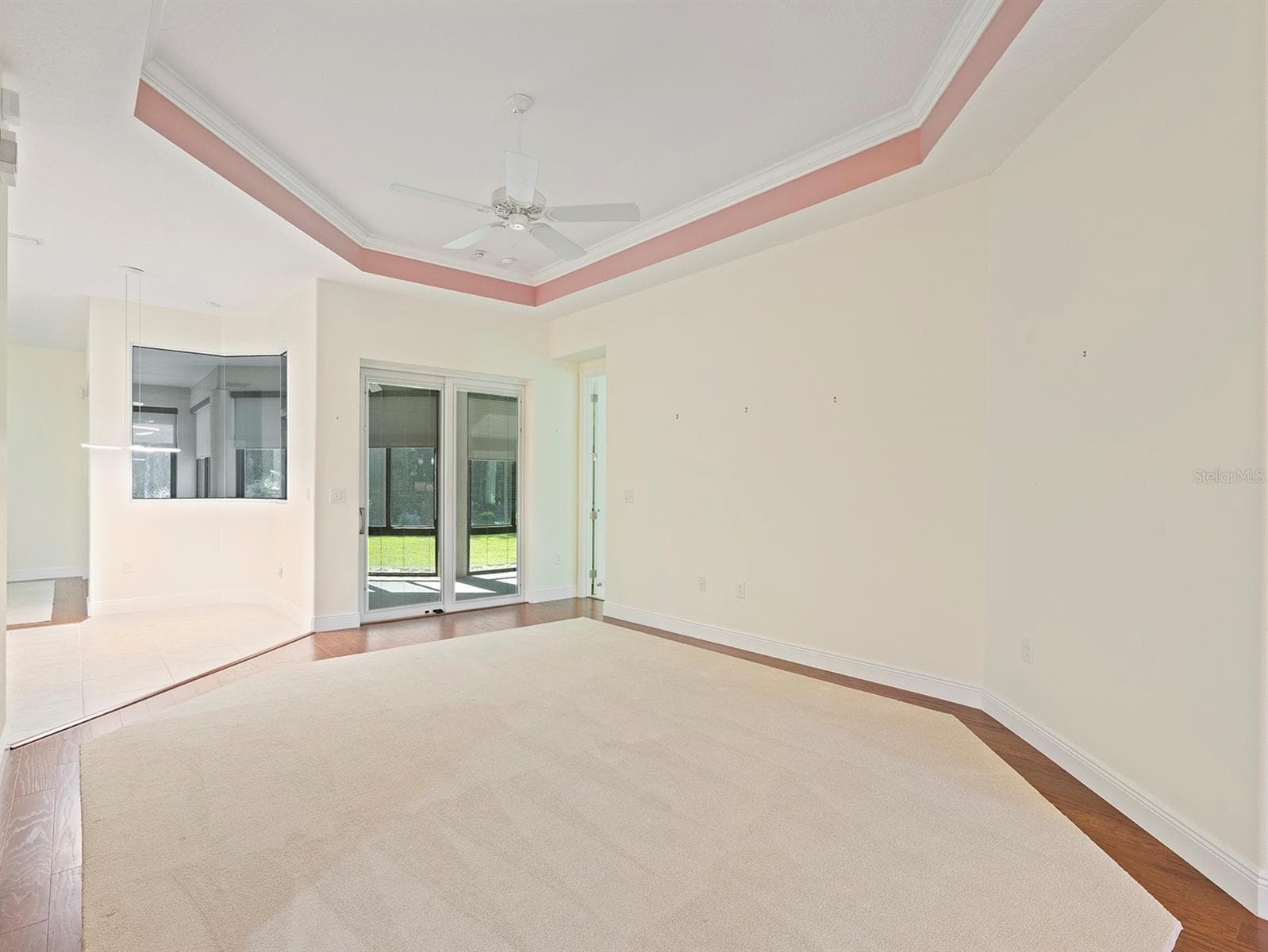 Living room to outside and eat-in - 8348 BRIDGEPORT BAY CIR, MOUNT DORA