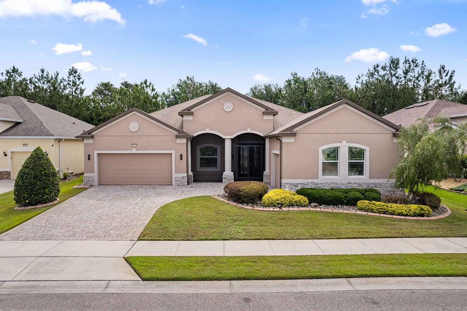 Beautifully landscaped front - 8348 BRIDGEPORT BAY CIR, MOUNT DORA