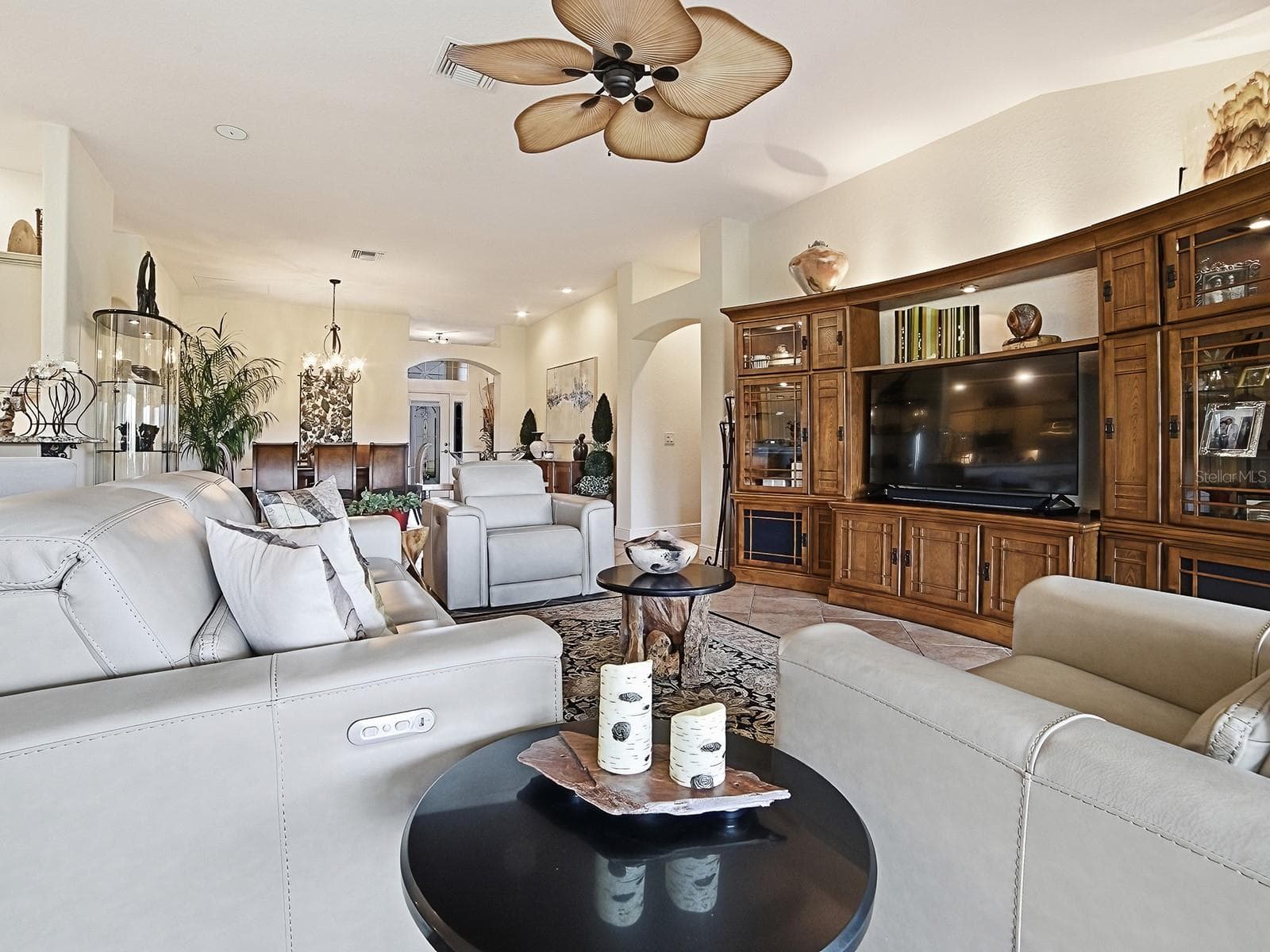 PLENTY OF ROOM FOR ENTERTAINING - 1089 VANCE TRL, THE VILLAGES
