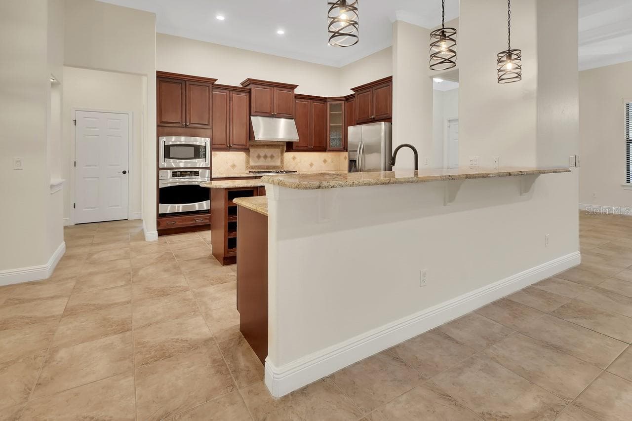 Kitchen with breakfast bar - 502 VICTORIA HILLS DR, DELAND
