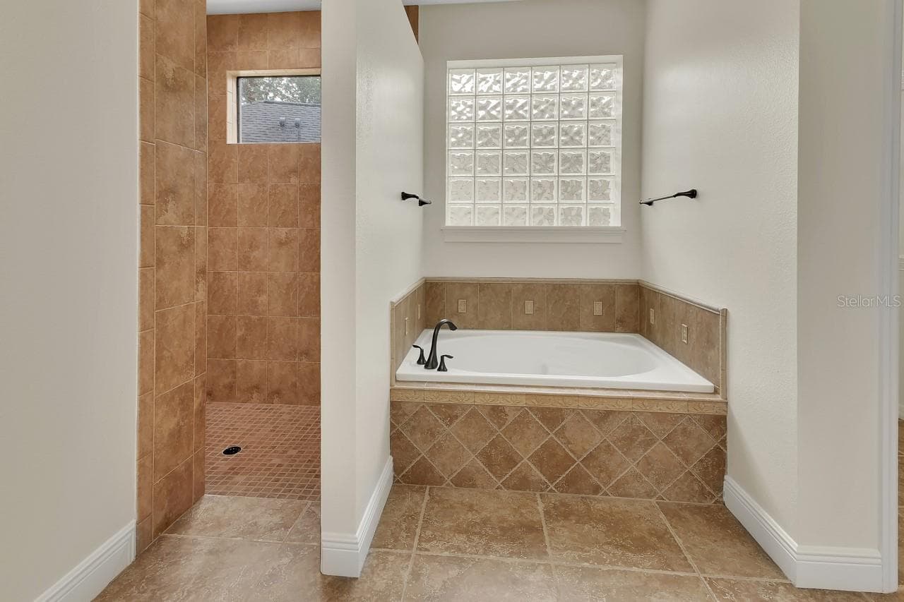 Primary bathroom with huge garden tub and walk in shower - 502 VICTORIA HILLS DR, DELAND