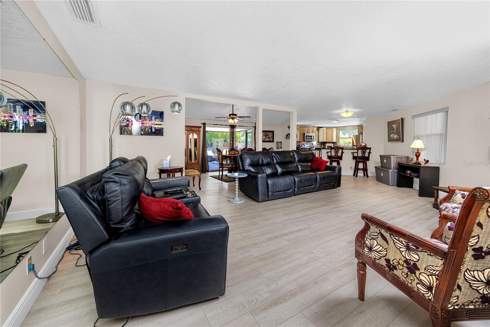 living 2 - 7913 BEASLEY RD, TAMPA