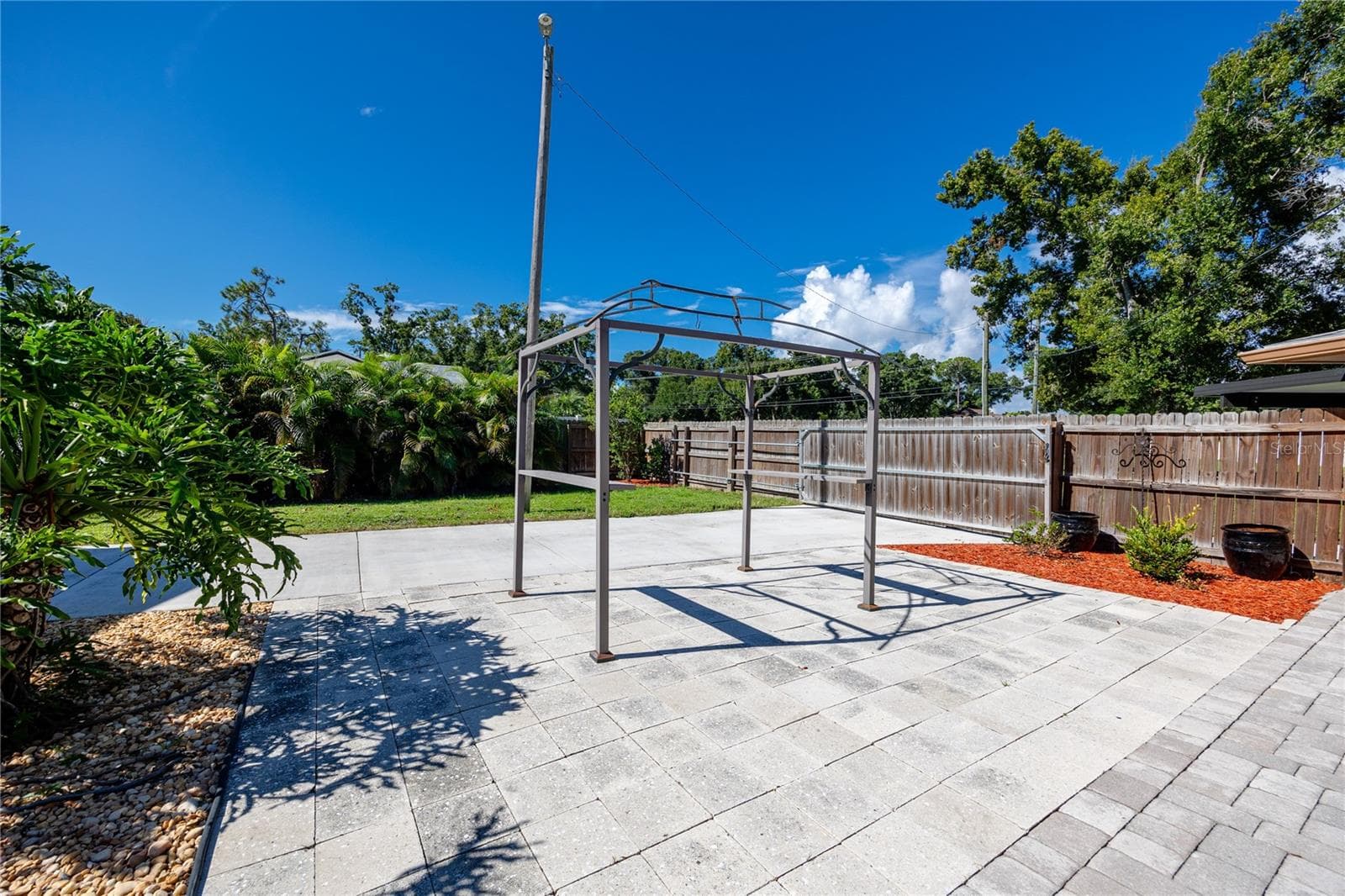 double gate opening to back yard and RV parking pad - 7913 BEASLEY RD, TAMPA