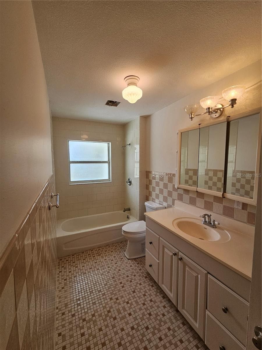 Hall Bathroom - 13250 NE 52ND PL, WILLISTON