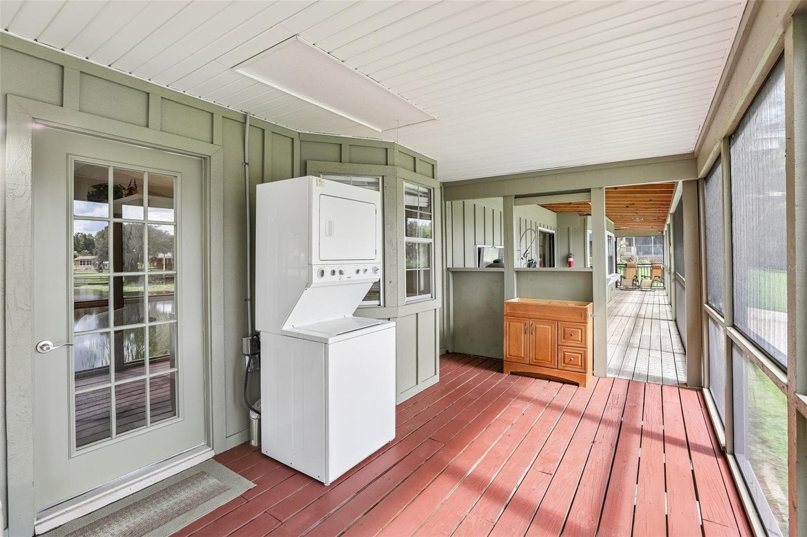 Guest home stackable washer and dryer - 1460 GROVE ST, EUSTIS