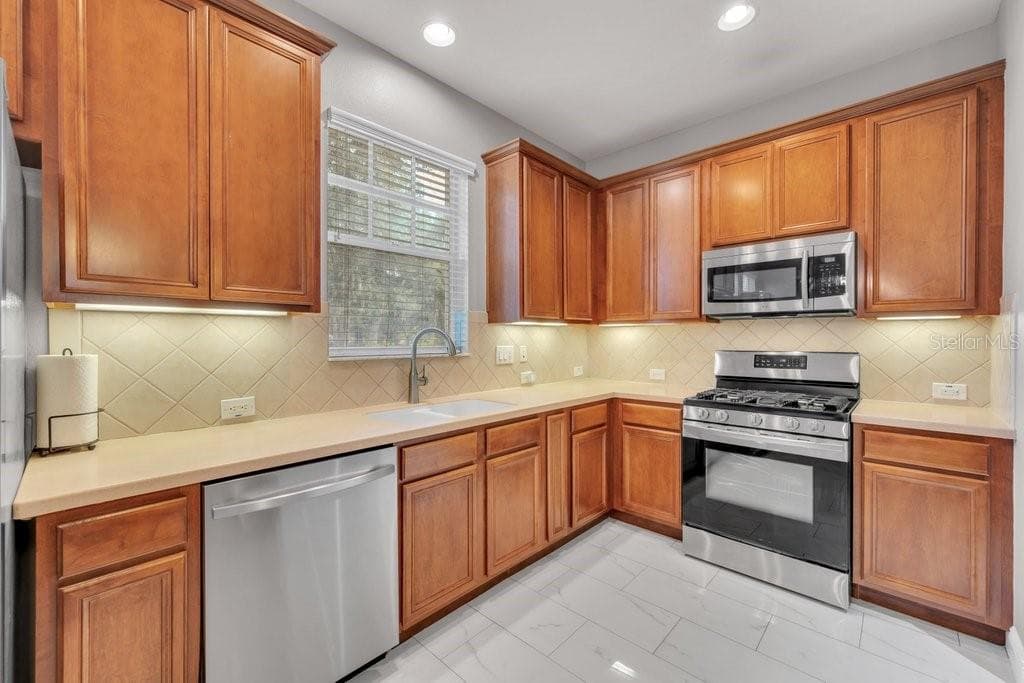 Single Family Residence at 5929 FISHHAWK CROSSING BLVD, LITHIA, photo 9 of 39