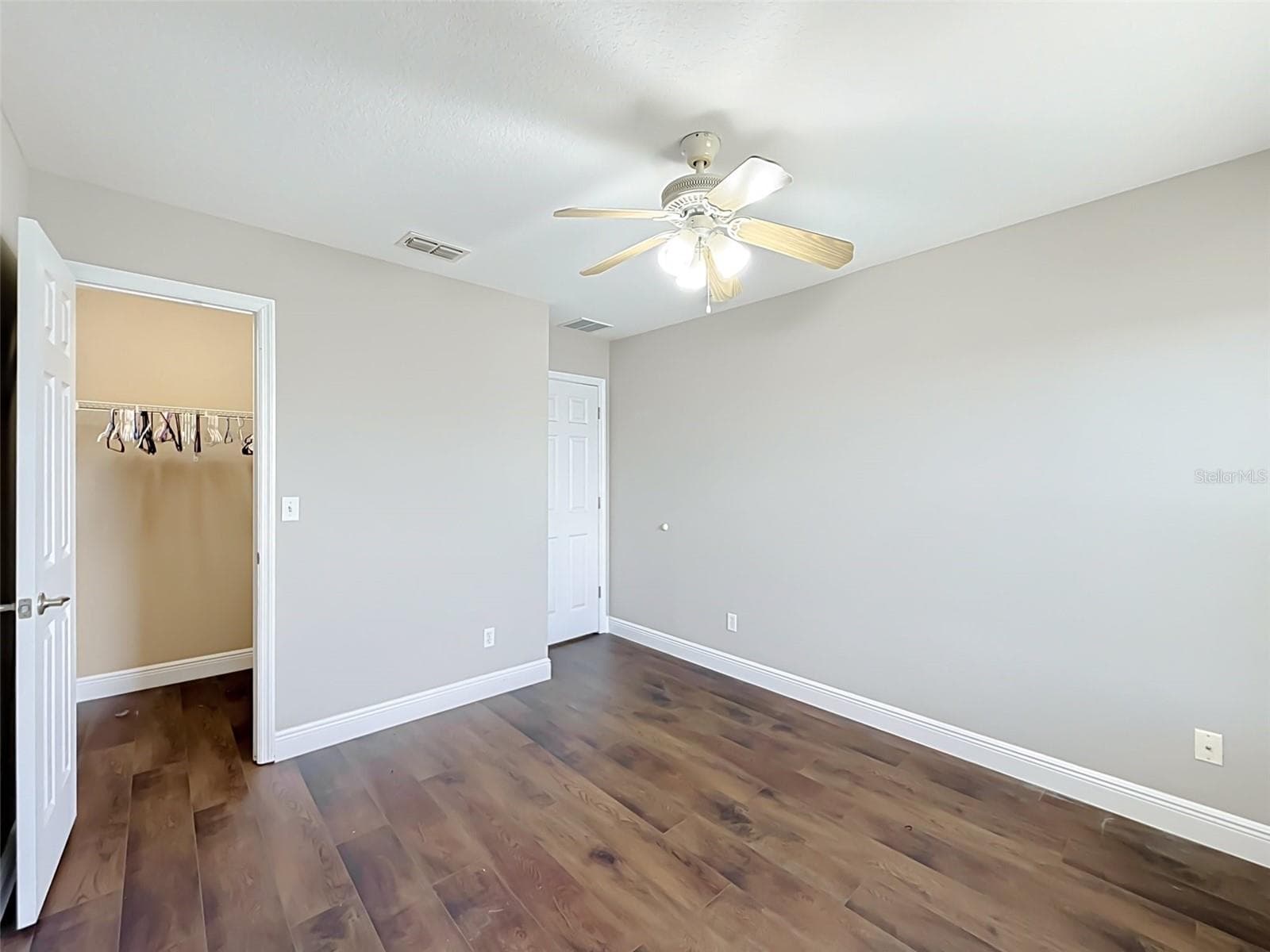 Bedroom 3 showing built-in closet - 852 N JACKS LAKE RD, CLERMONT
