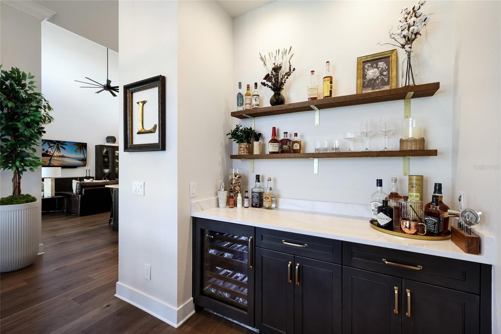Wine bar in dining area - 17129 WATERWORKS TER, VENICE